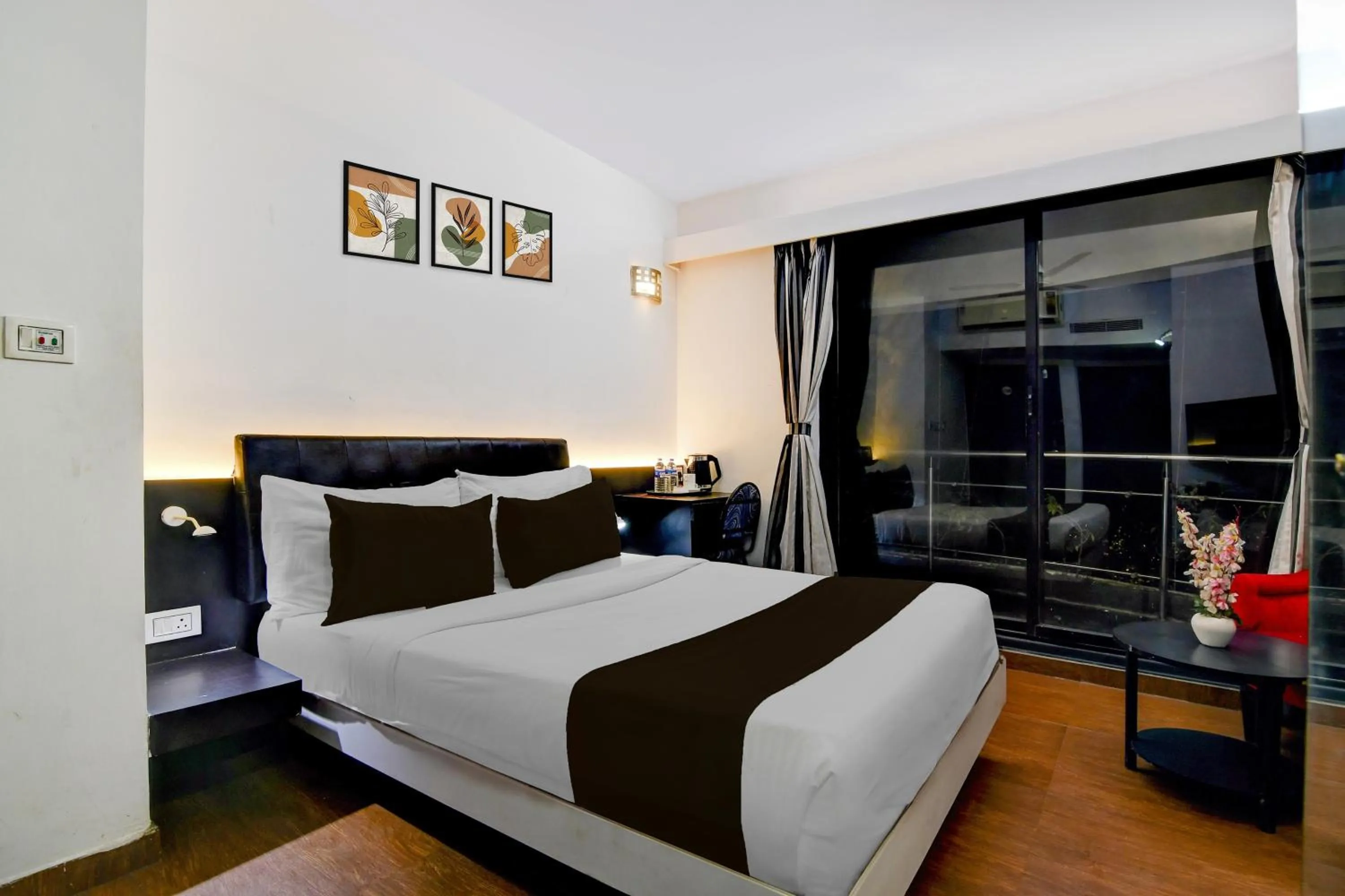 Bedroom, Bed in Super Townhouse Oak Ballygunge Formerly Hotel Lovelock