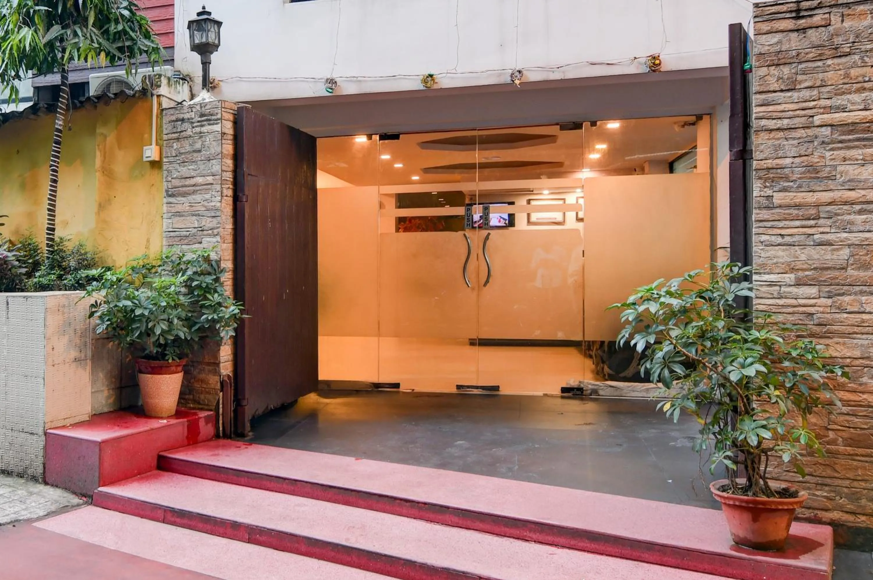 Facade/entrance in Super Townhouse Oak Ballygunge Formerly Hotel Lovelock