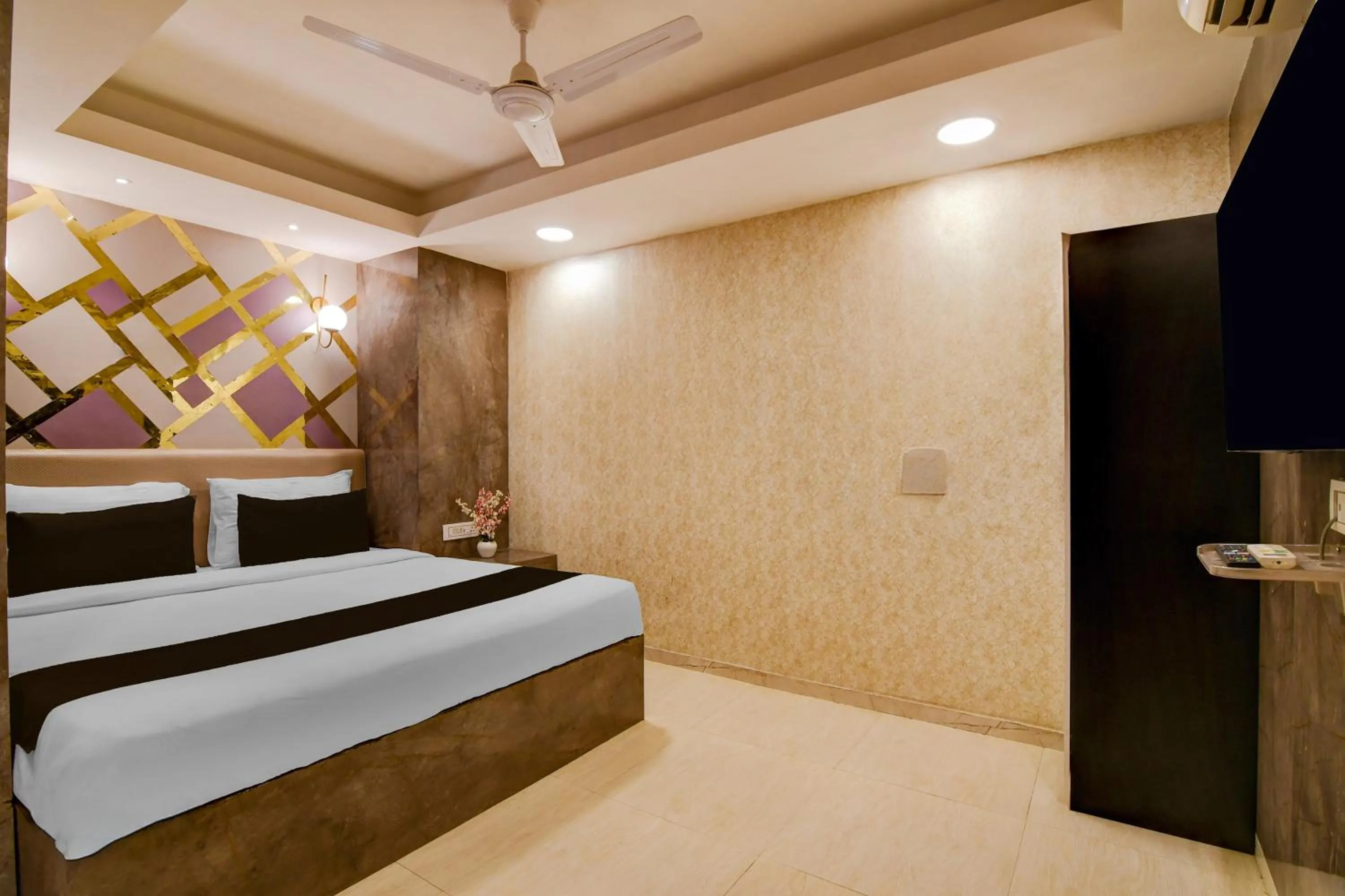 Bedroom, Bed in Super Townhouse Oak Ballygunge Formerly Hotel Lovelock