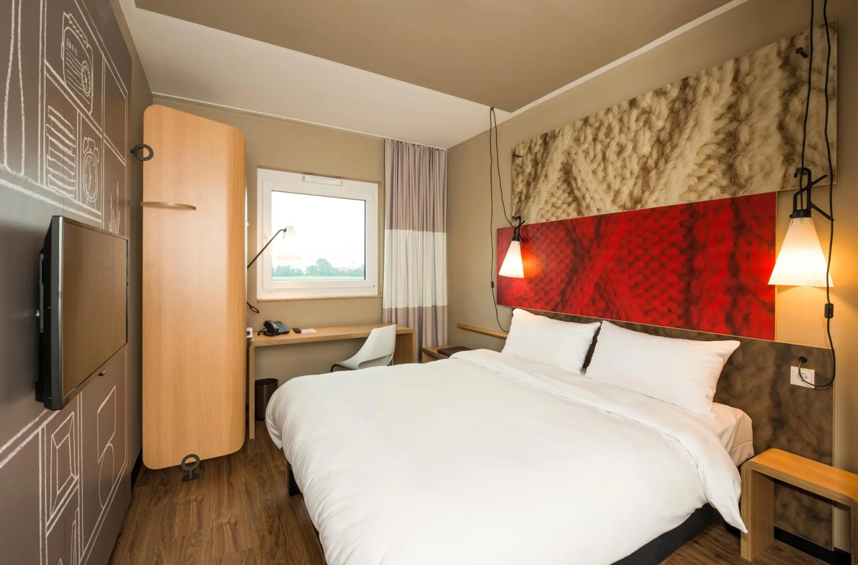 Bedroom, Bed in ibis Cambrai