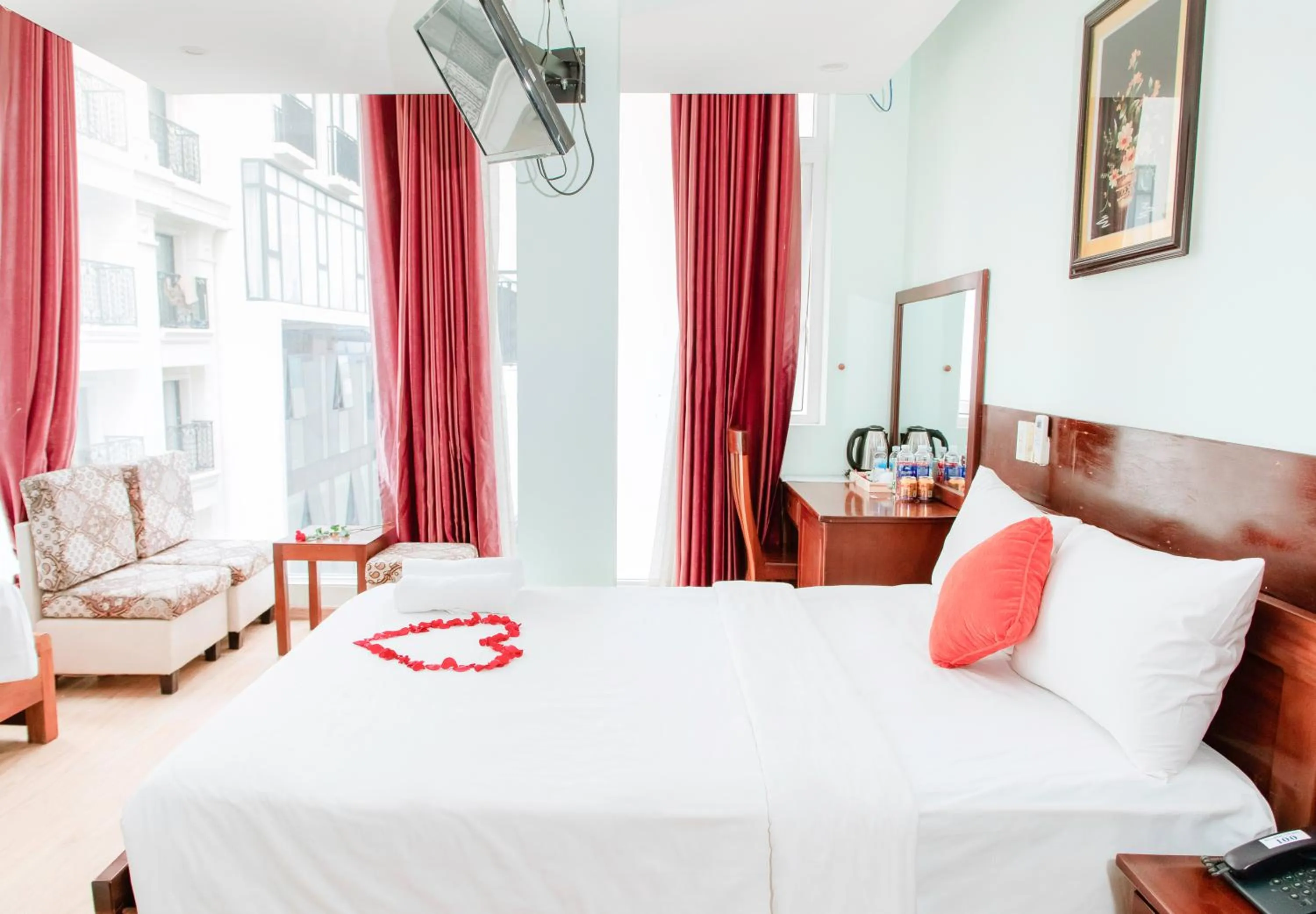 Photo of the whole room in Art Deluxe Hotel