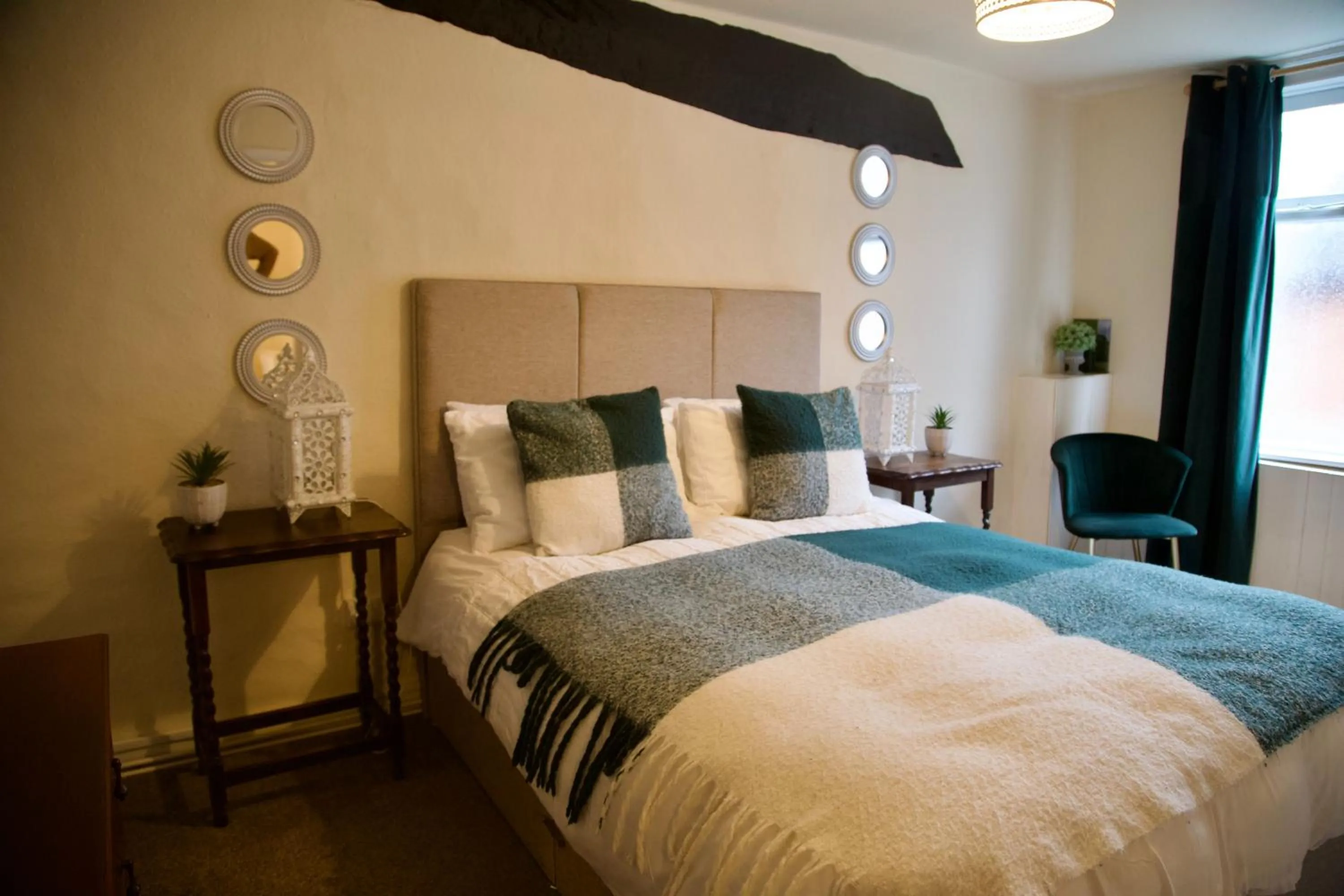 Photo of the whole room, Bed in The Kings Arms