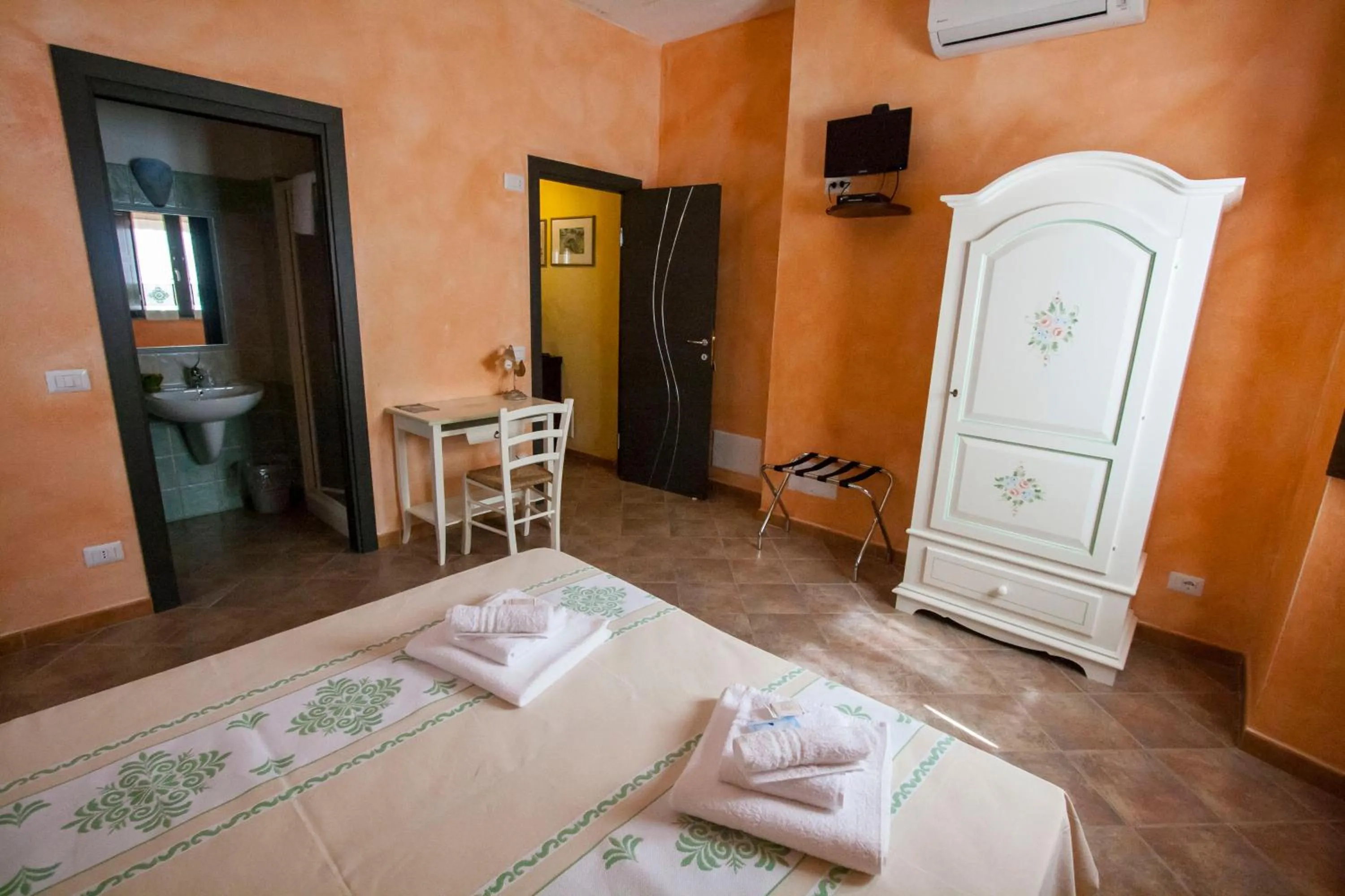 Shower in B&B Sa Lumenaria "da Raimonda"