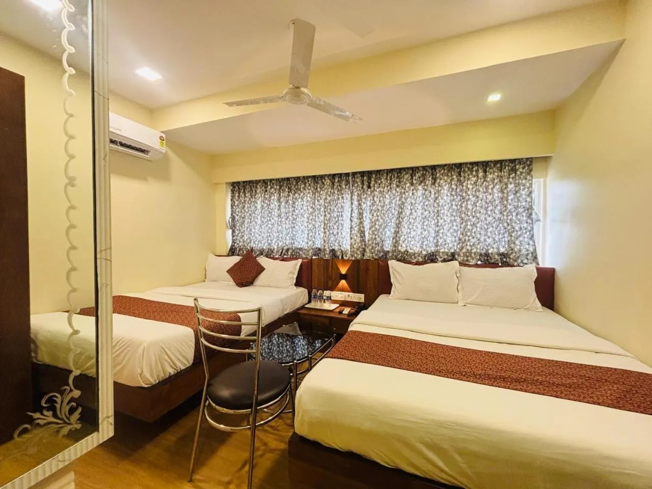 Quadruple Room with Bathroom in Hotel Abraj Inn