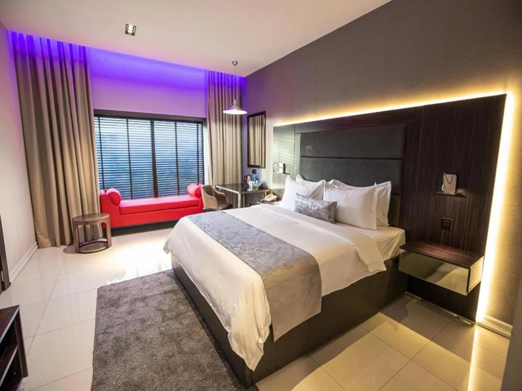 Photo of the whole room, Bed in Tripod By Pedestal Hotel