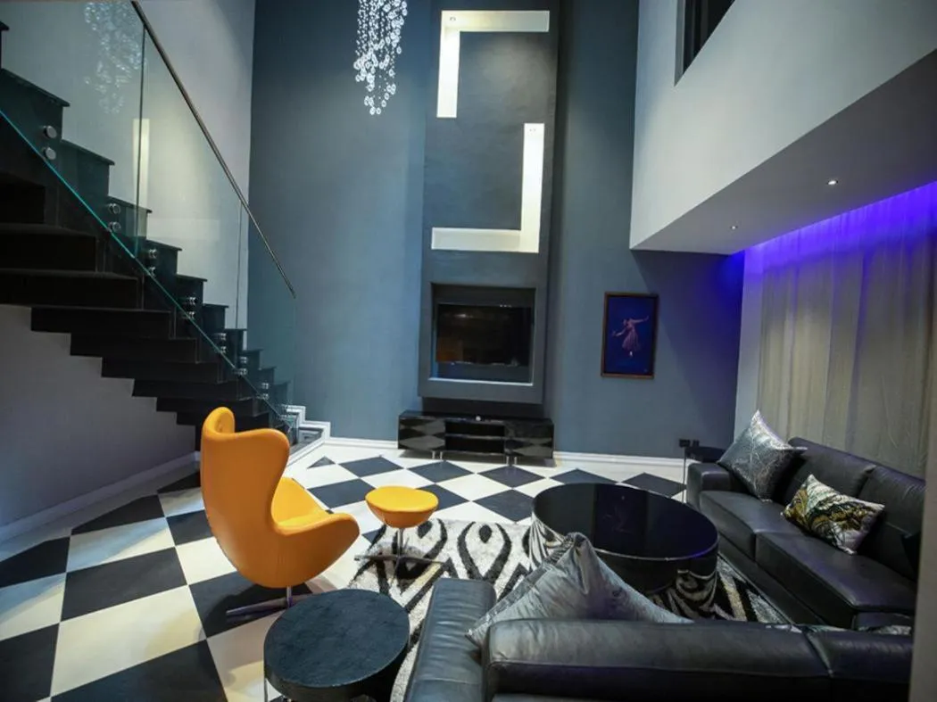 Photo of the whole room in Tripod By Pedestal Hotel