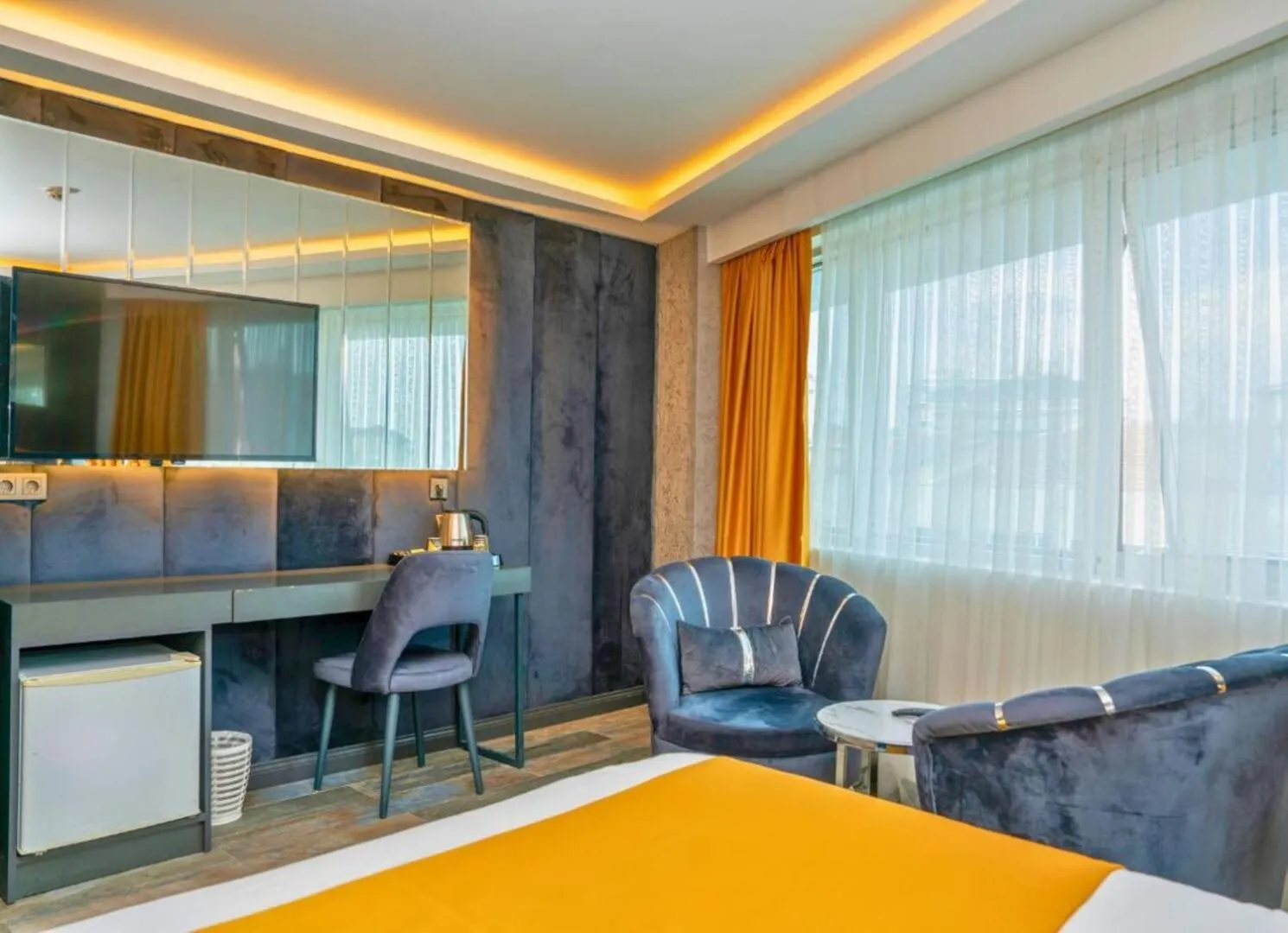 Photo of the whole room in 216 Silver Suite