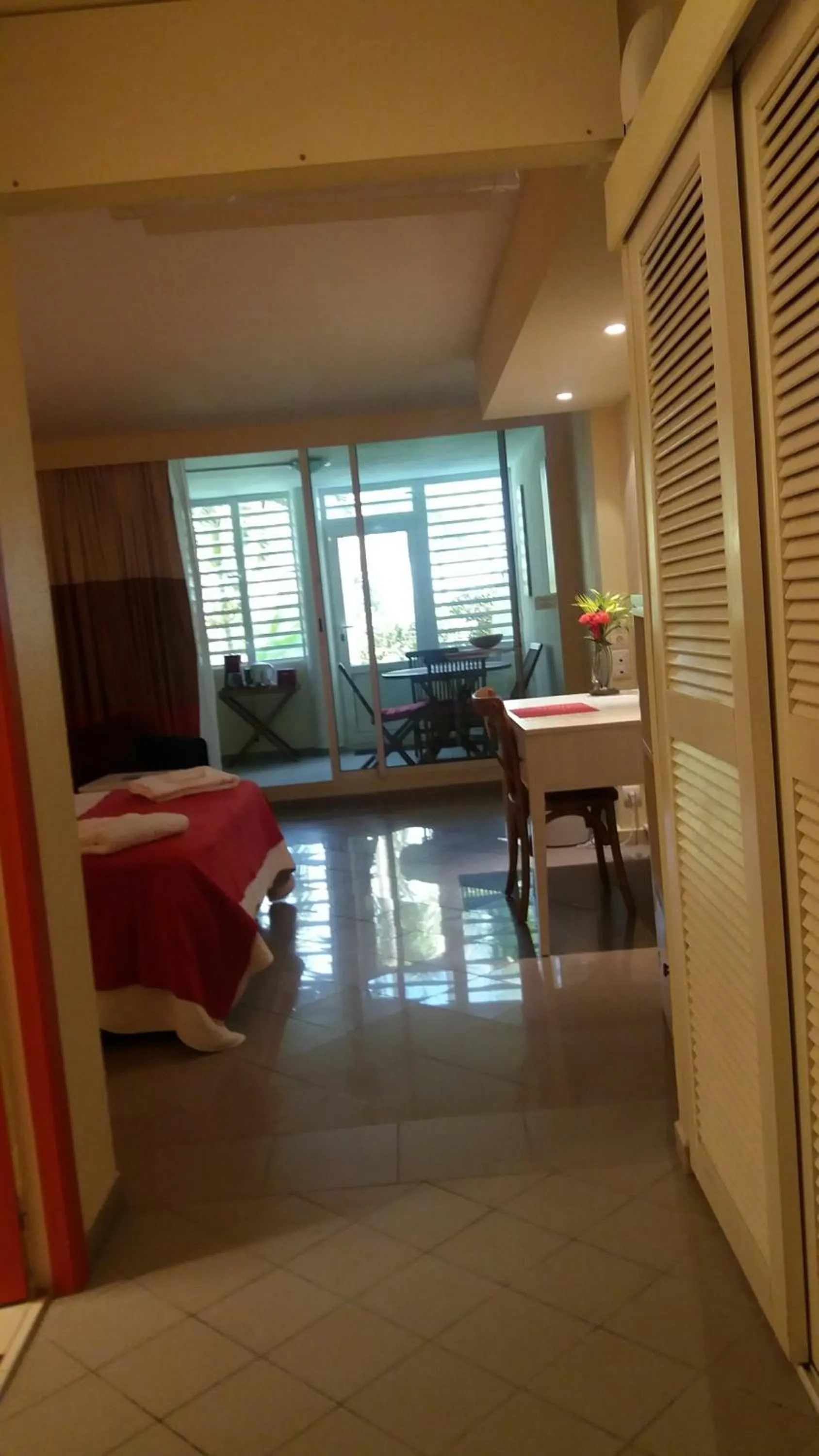 Photo of the whole room in Résidence de la Vielle Tour - Studio particulier vue mer