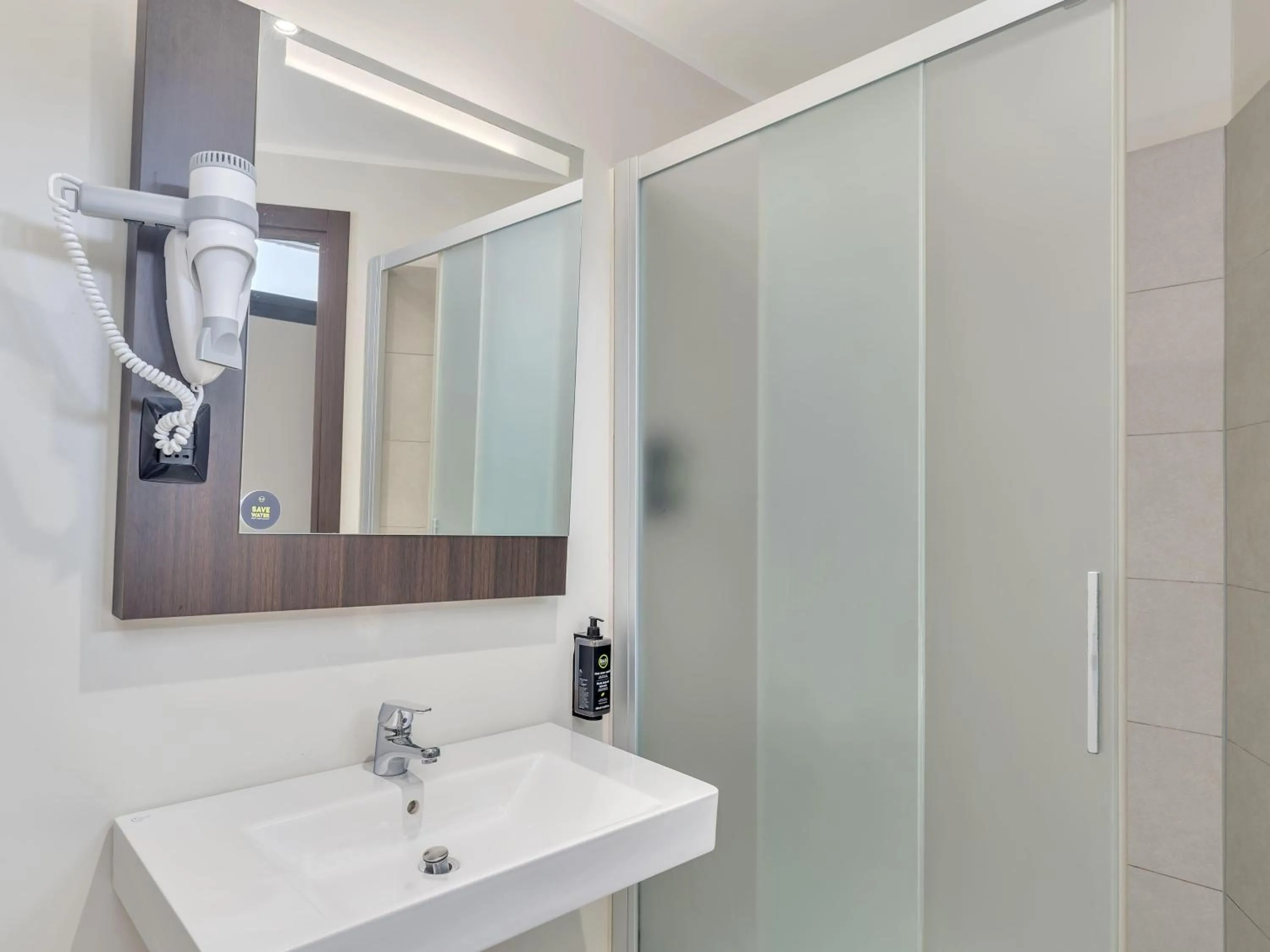 Bathroom in B&B Hotel Como Camerlata