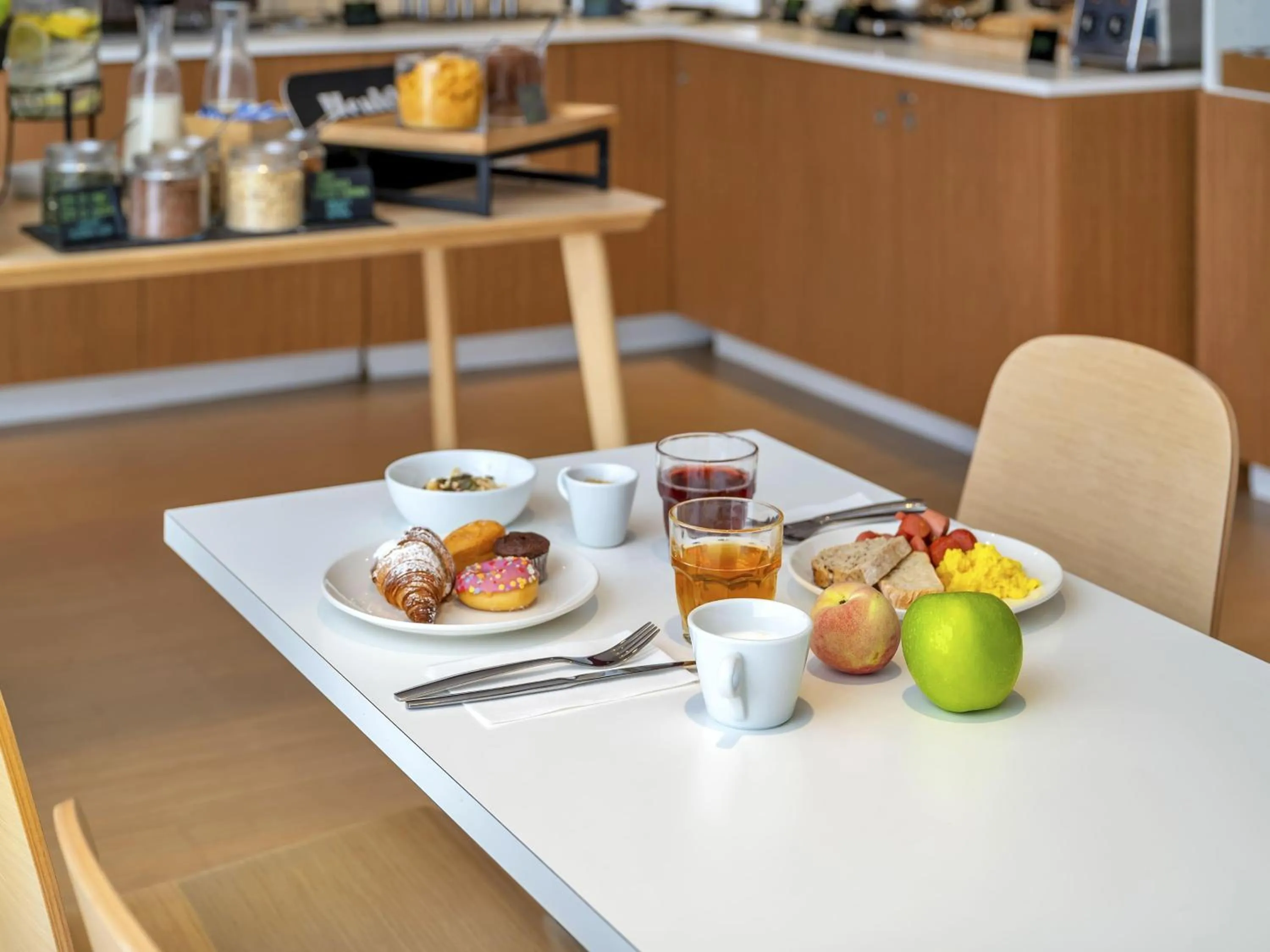 Restaurant/places to eat in B&B Hotel Como Camerlata