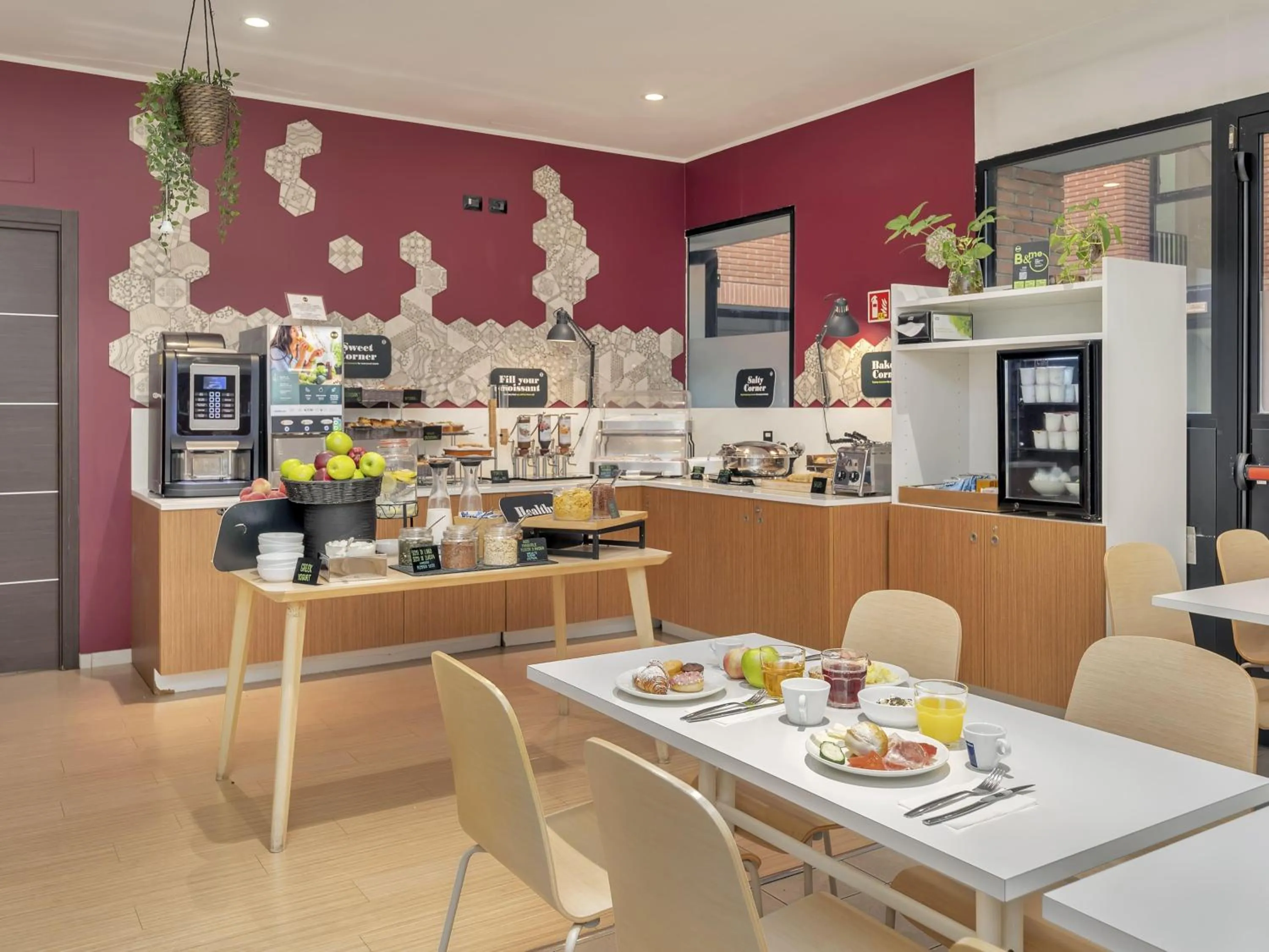 Restaurant/places to eat in B&B Hotel Como Camerlata