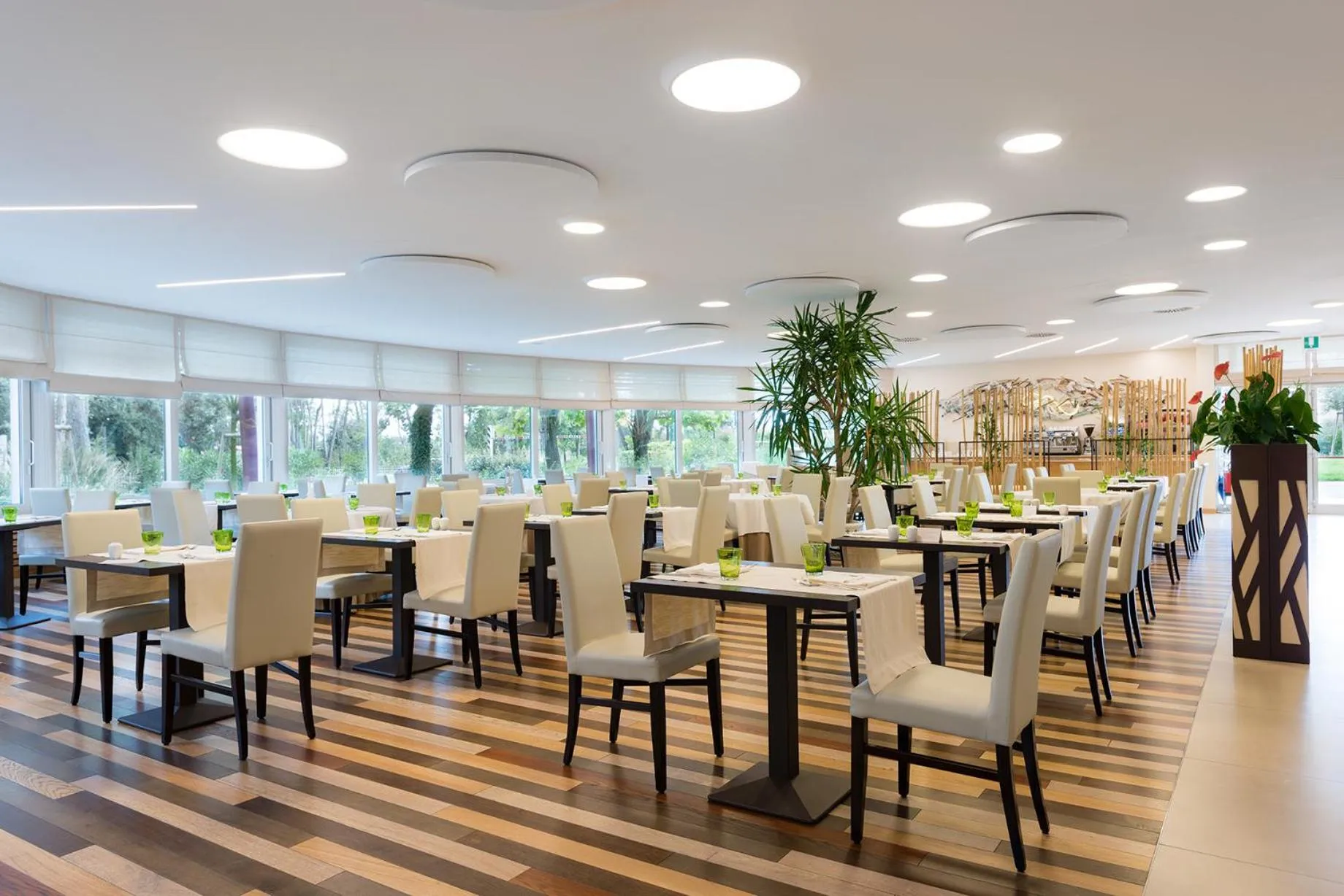 Restaurant/places to eat in Laguna Park Hotel 4Superior