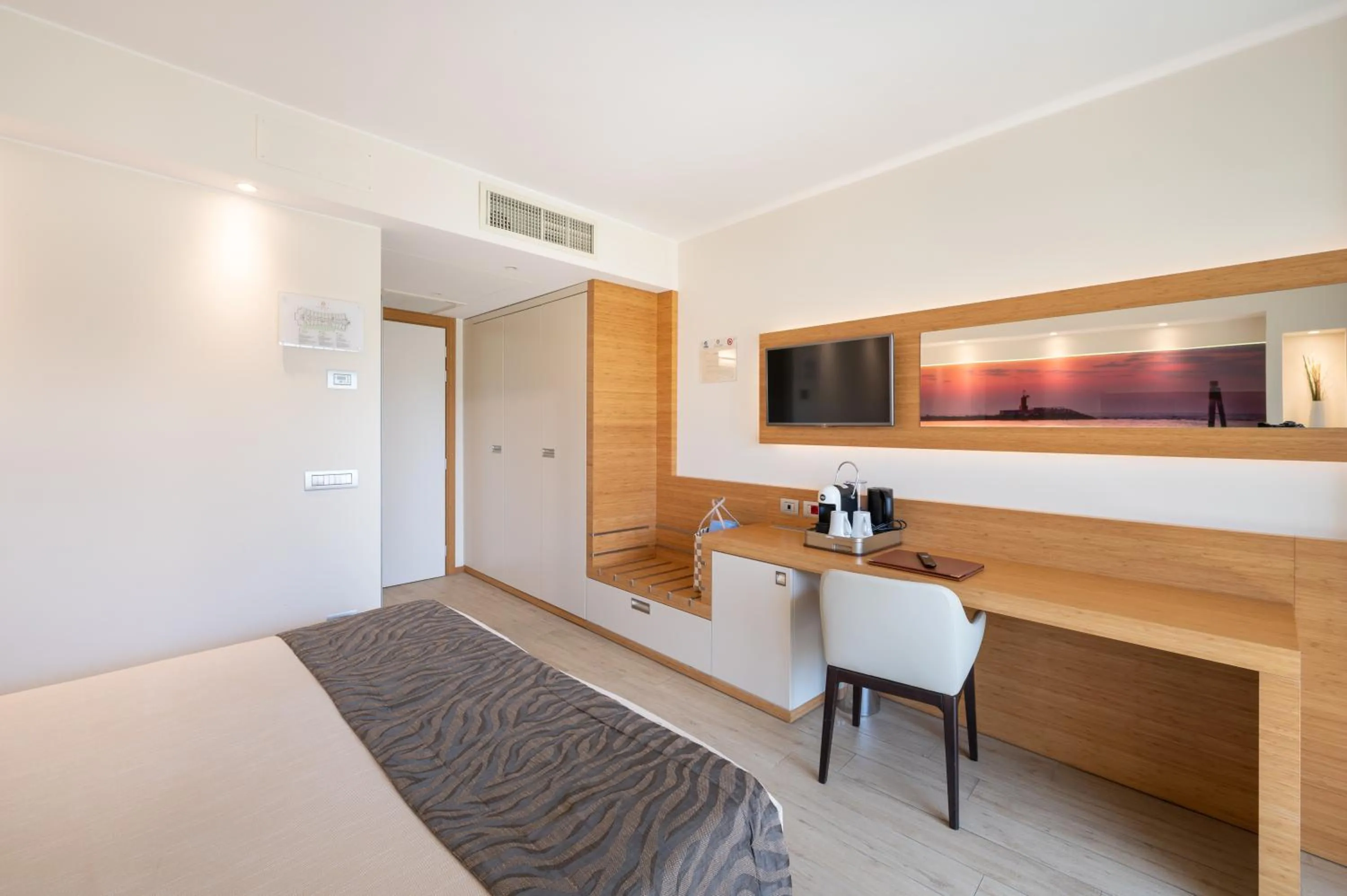 Coffee/tea facilities, Bed in Laguna Park Hotel 4Superior