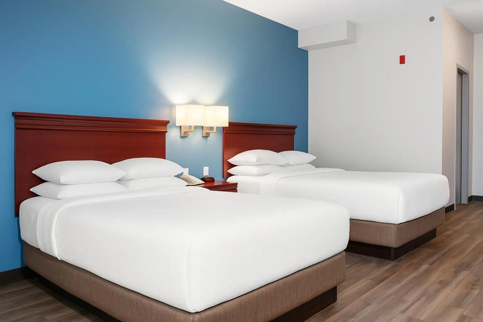 Bed in Signature Stay Inn & Suites - Downtown Hamilton