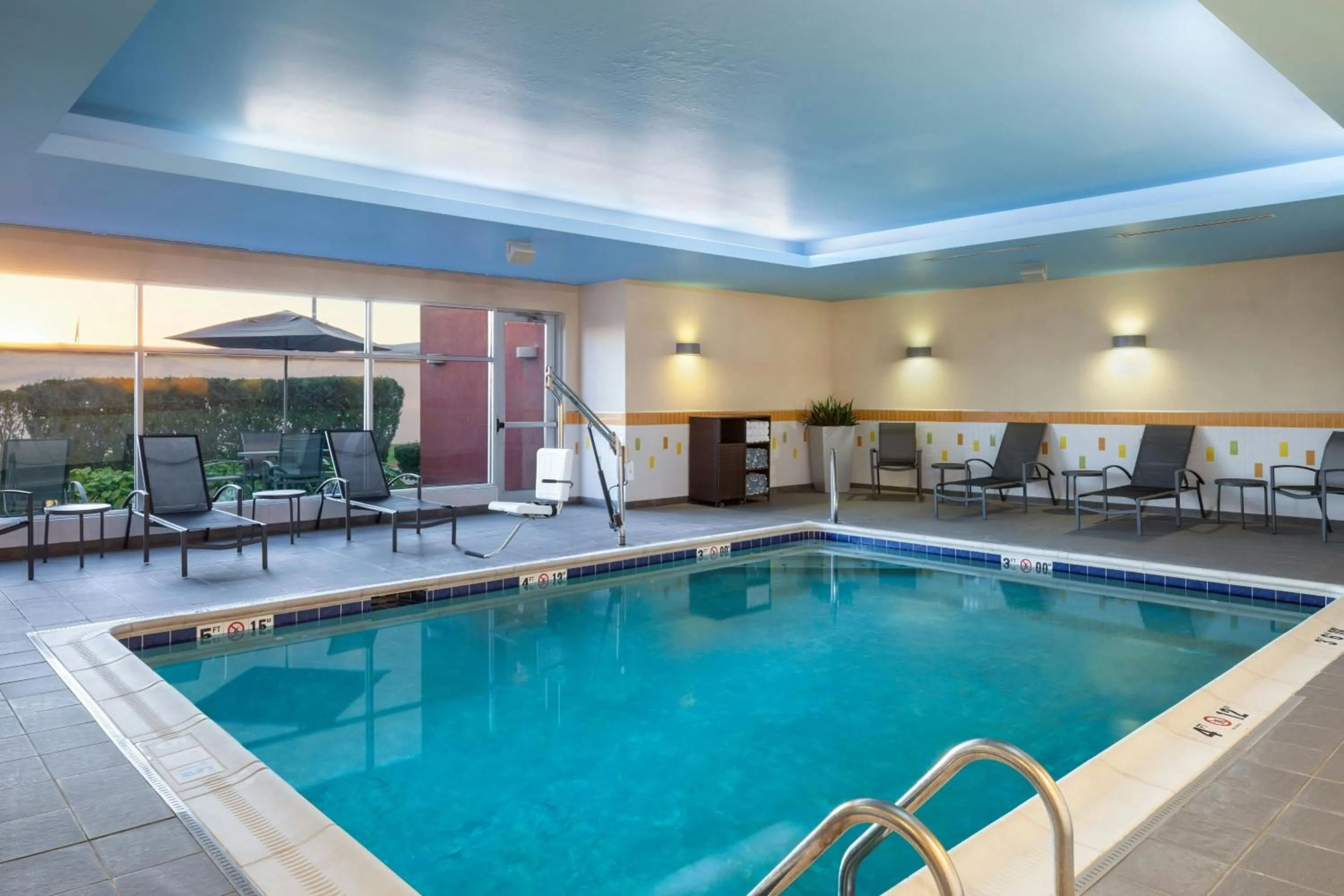 Swimming pool in Fairfield Inn & Suites by Marriott Columbus Dublin