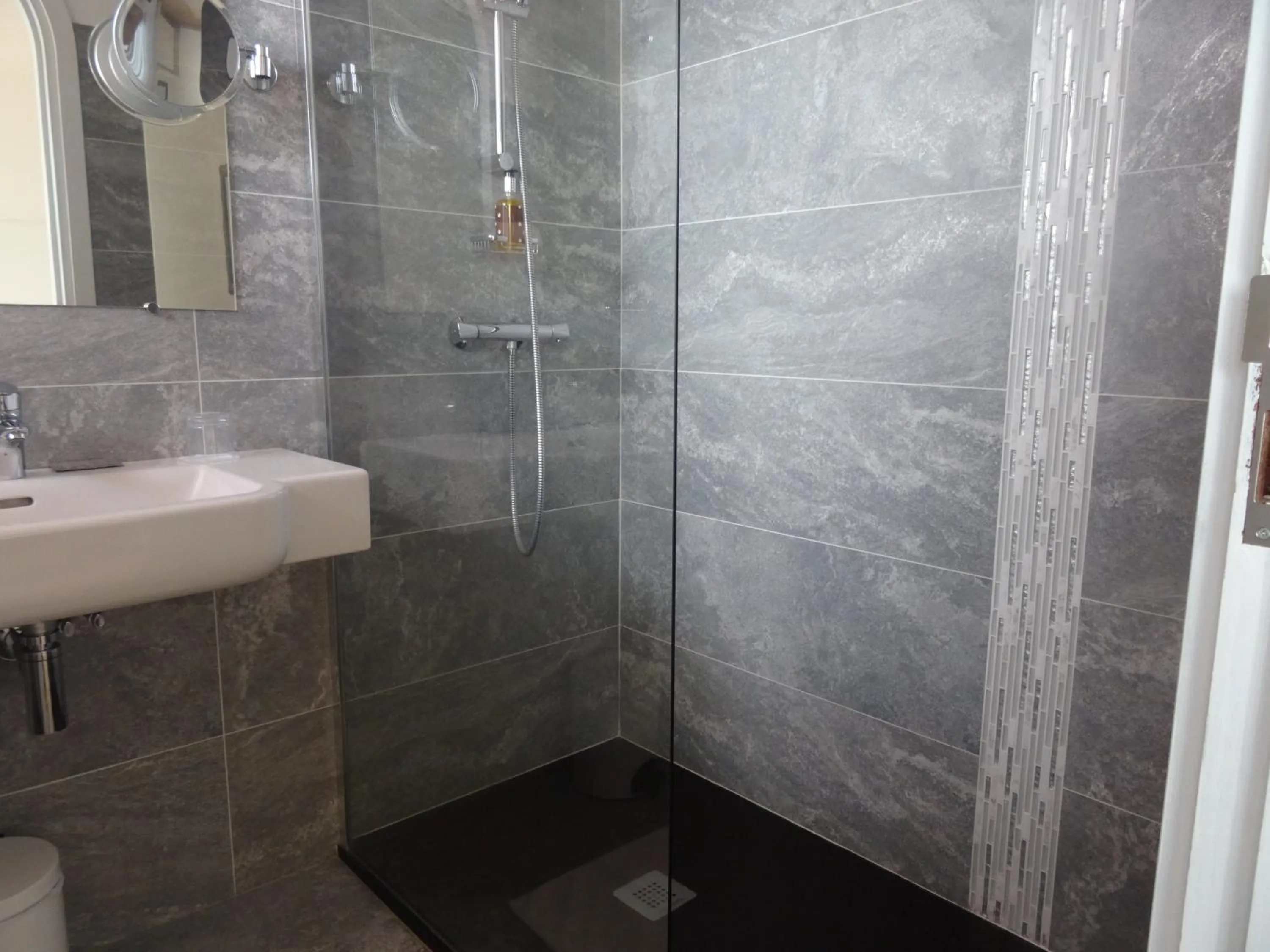 Shower in Hotel Uhainak