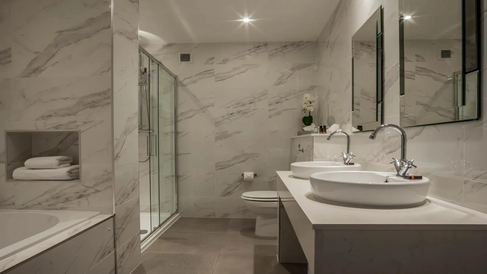 Shower in The Ashe Hotel