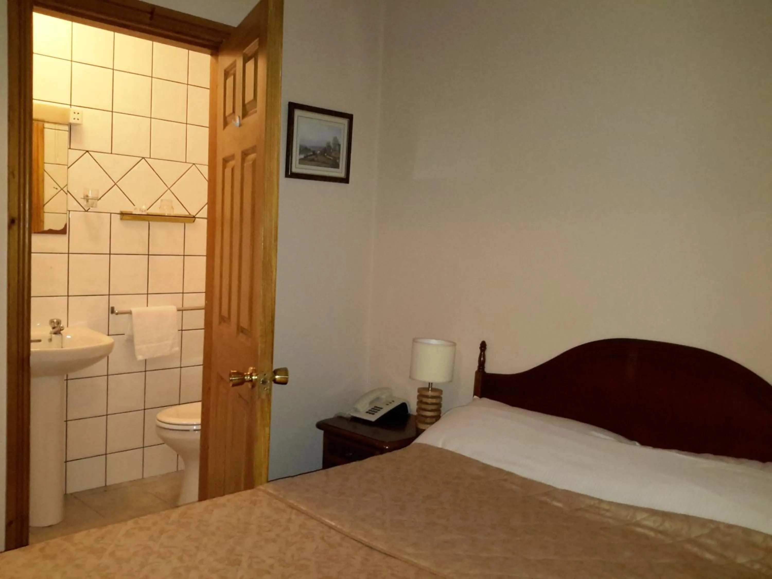 Bathroom, Bed in Bridge Hotel