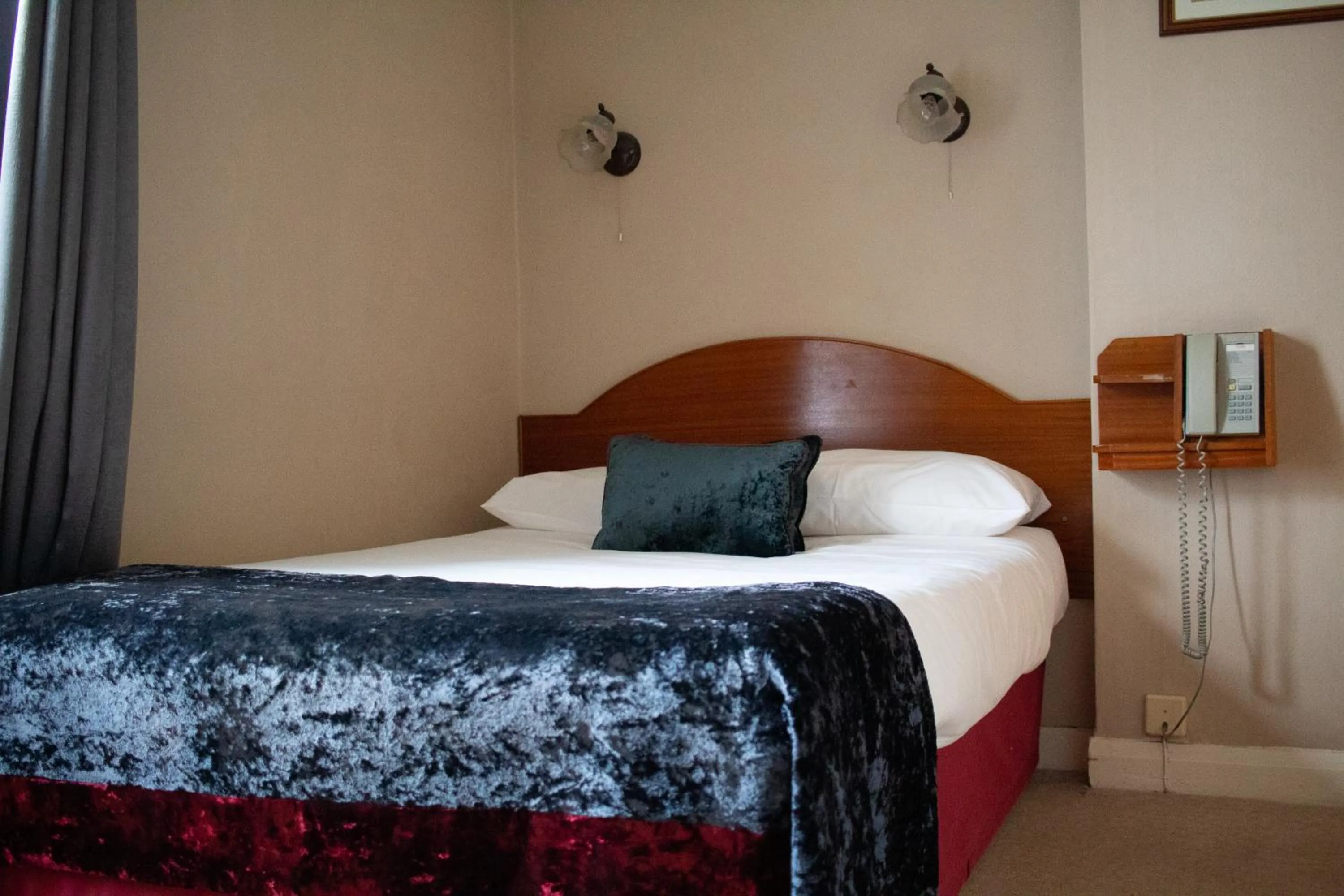 Bedroom, Bed in Bridge Hotel