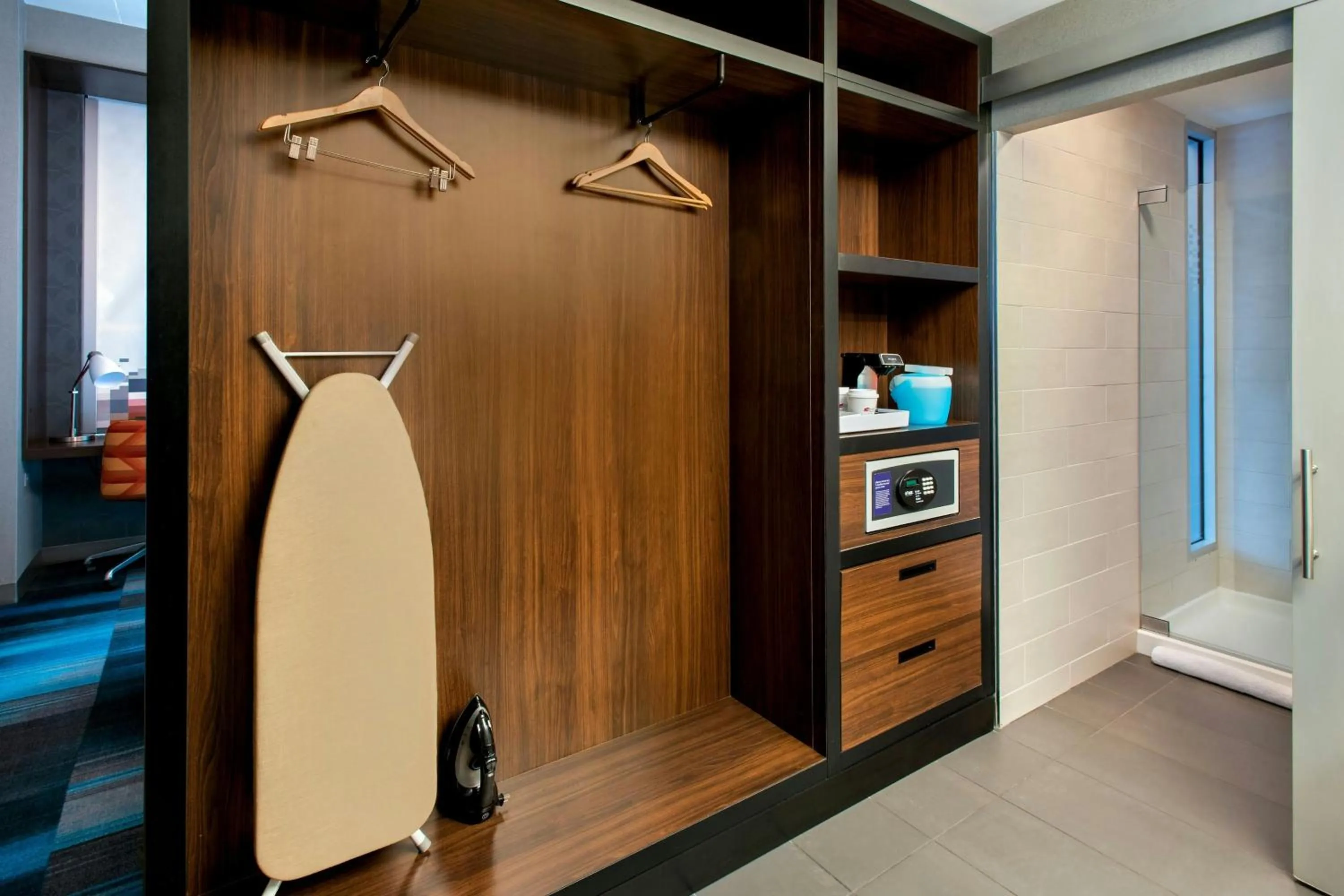 Photo of the whole room, Bed in Aloft Boston Seaport District