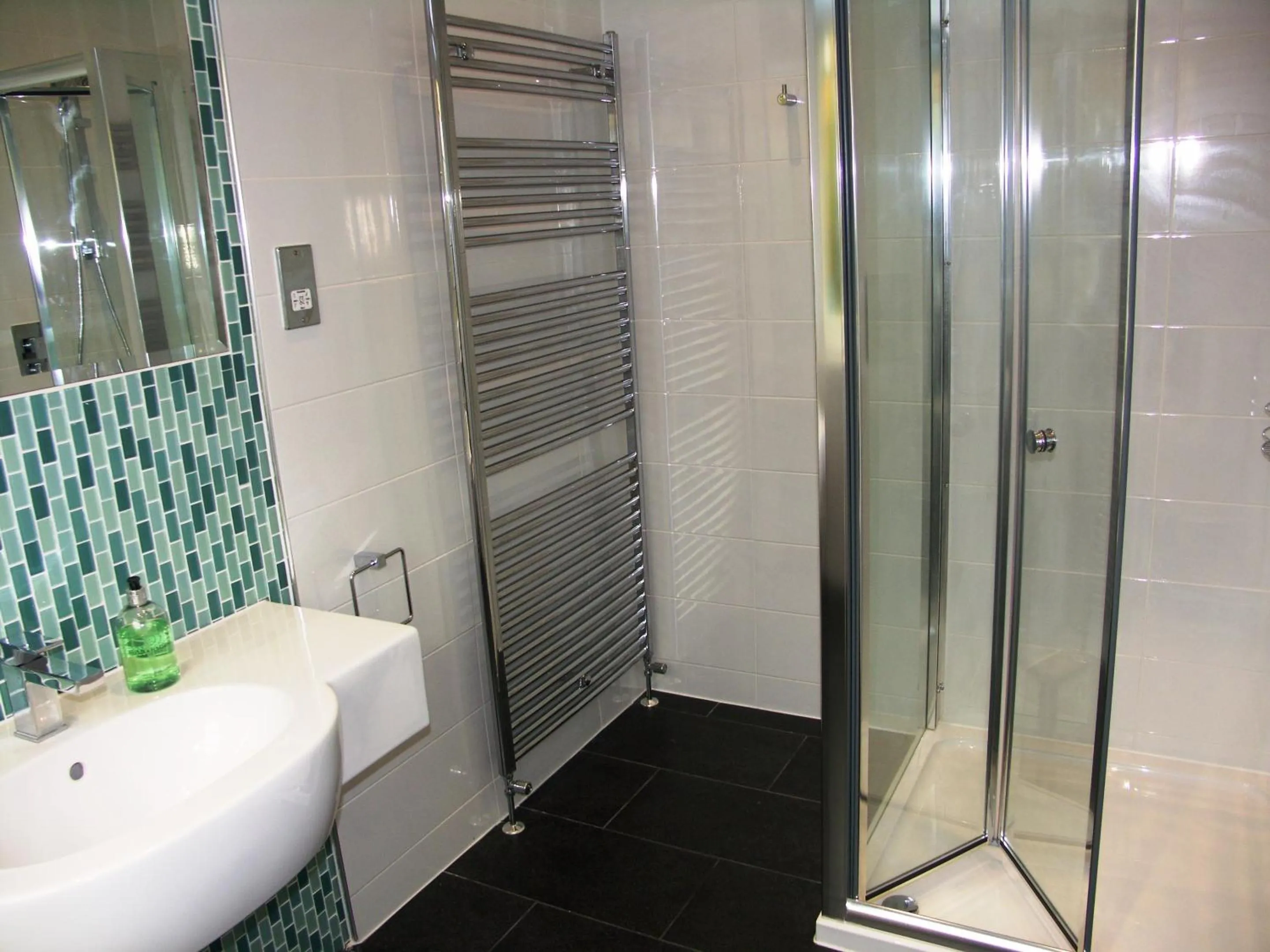 Bathroom in Croham Park - Free Parking & Wi-Fi