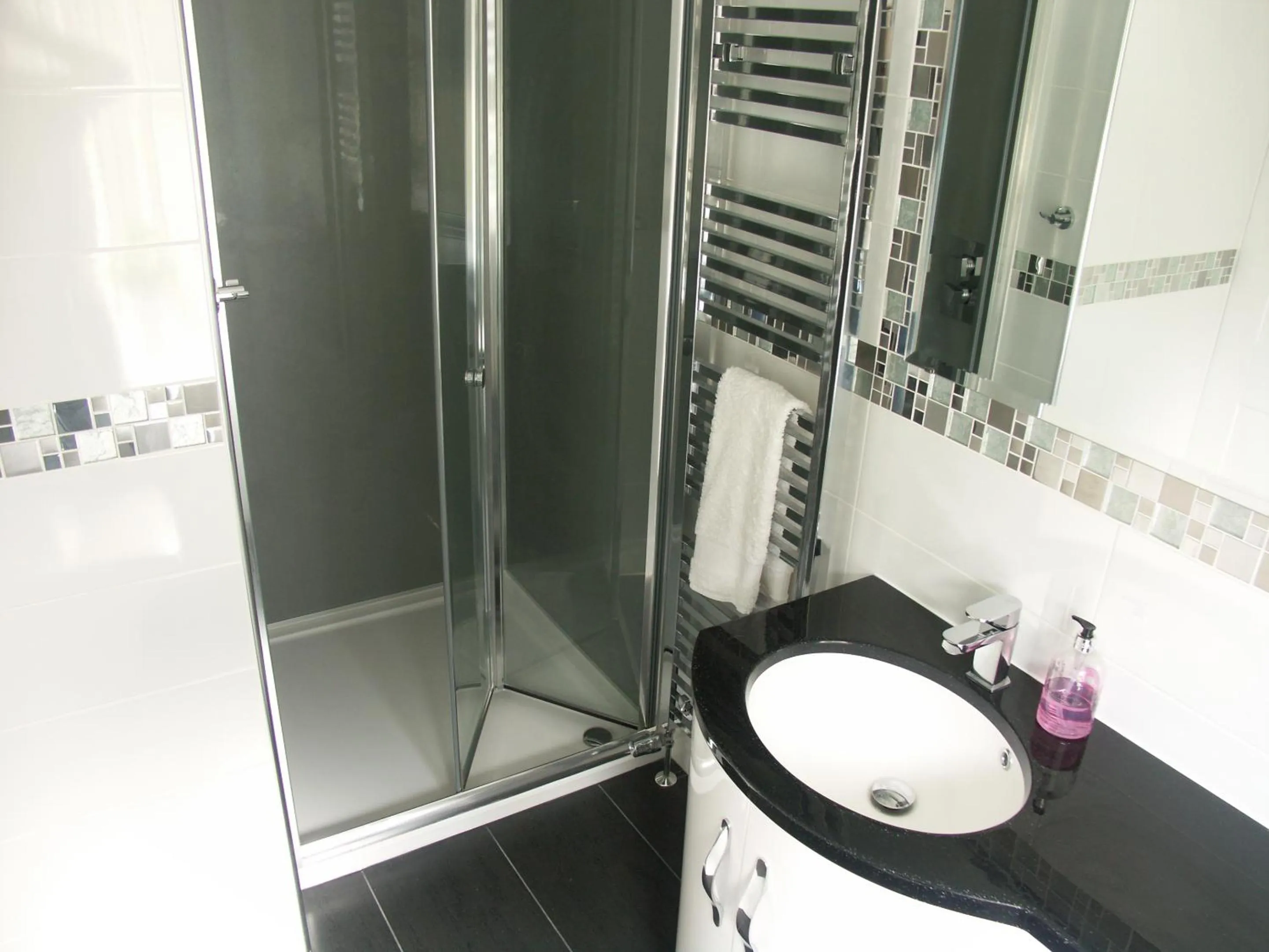 Bathroom in Croham Park - Free Parking & Wi-Fi