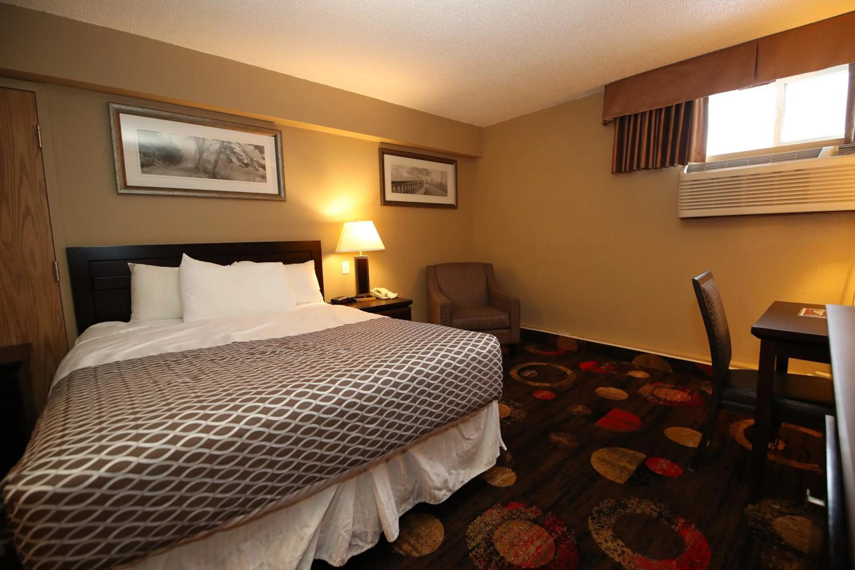 Bed in Stonebridge Hotel