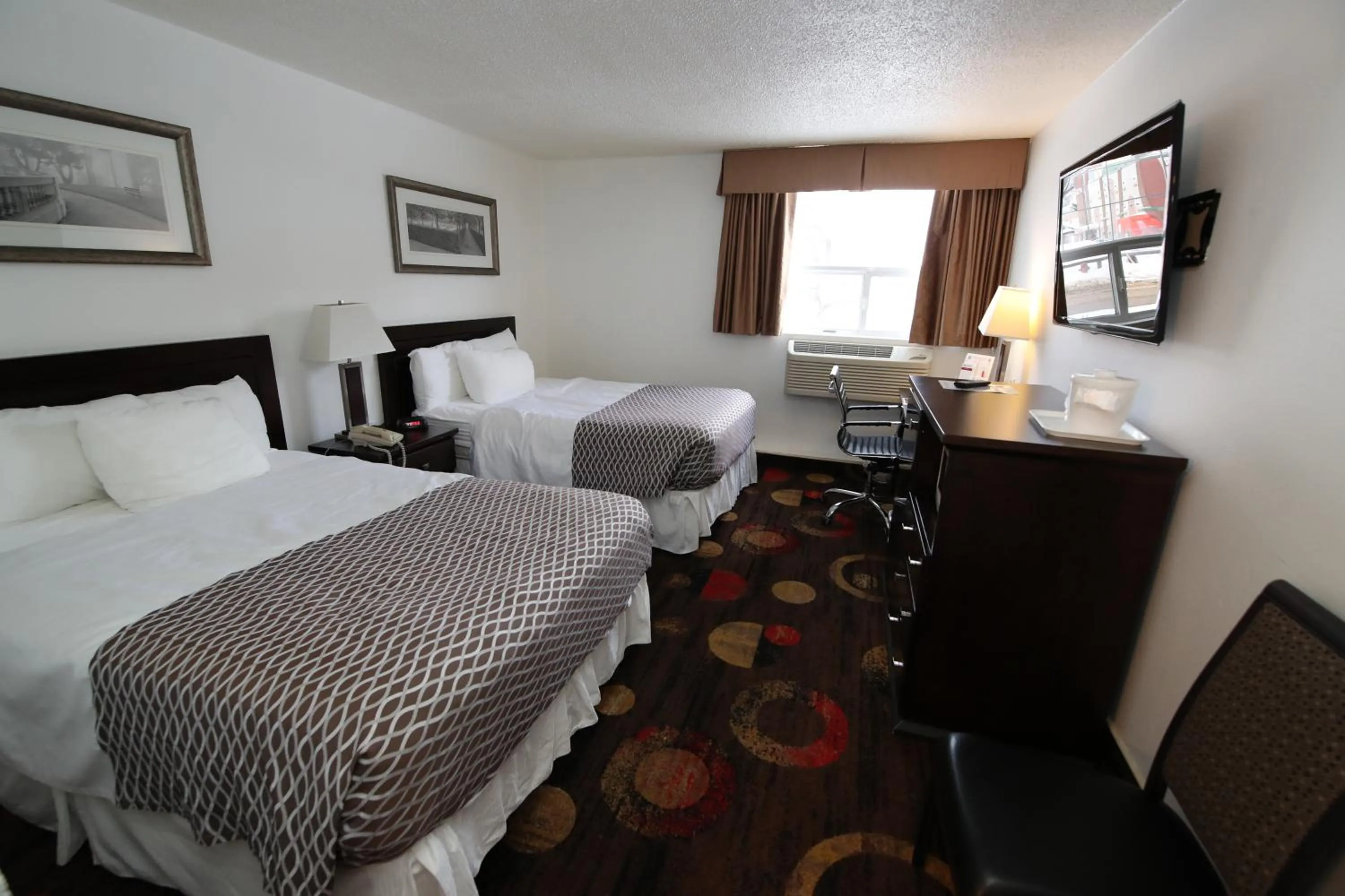 Photo of the whole room, Bed in Stonebridge Hotel