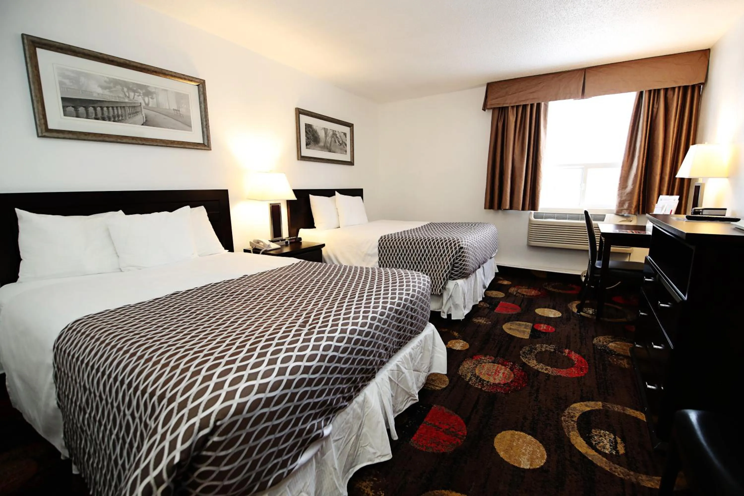 Bed in Stonebridge Hotel