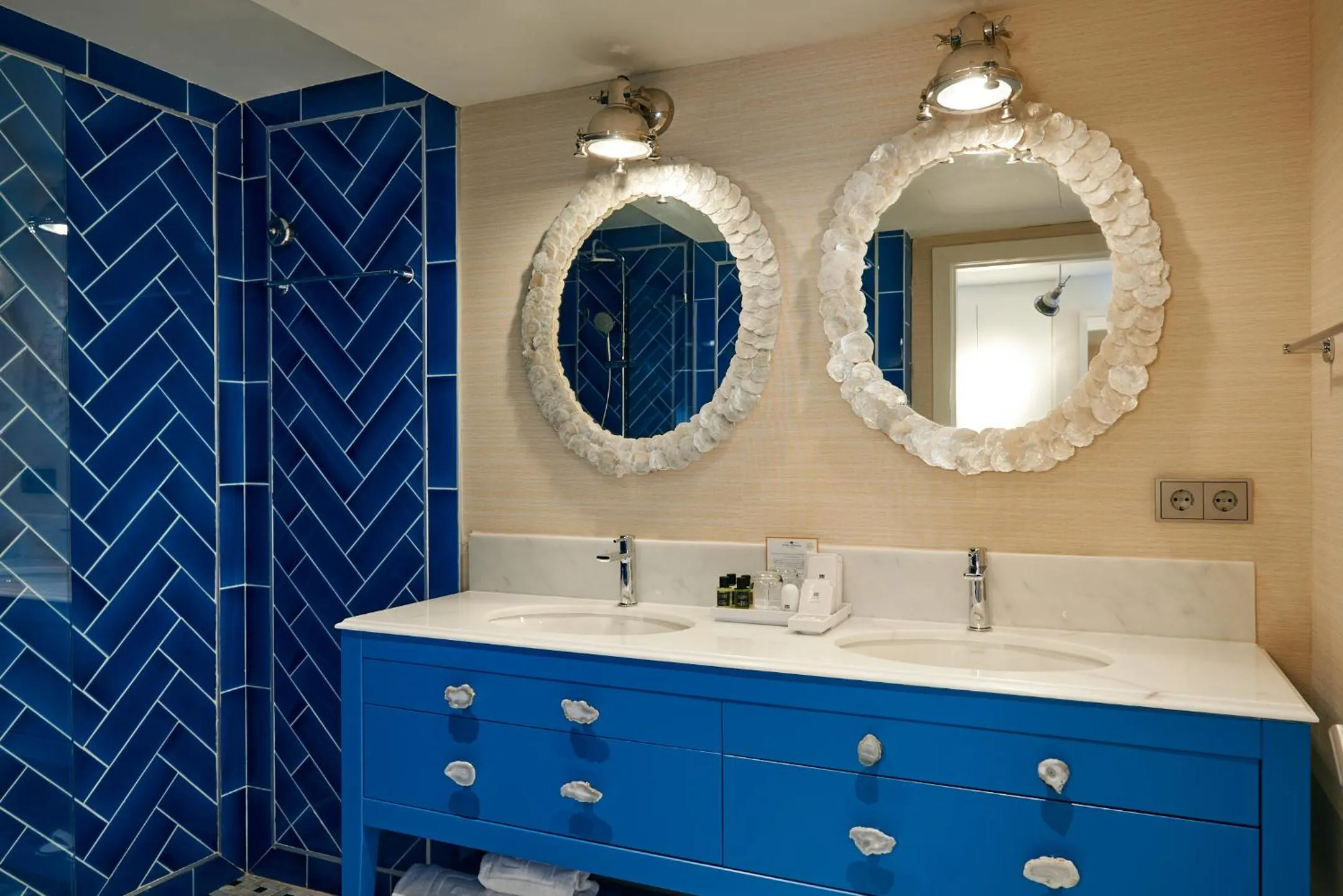 Shower in Hotel Honucai