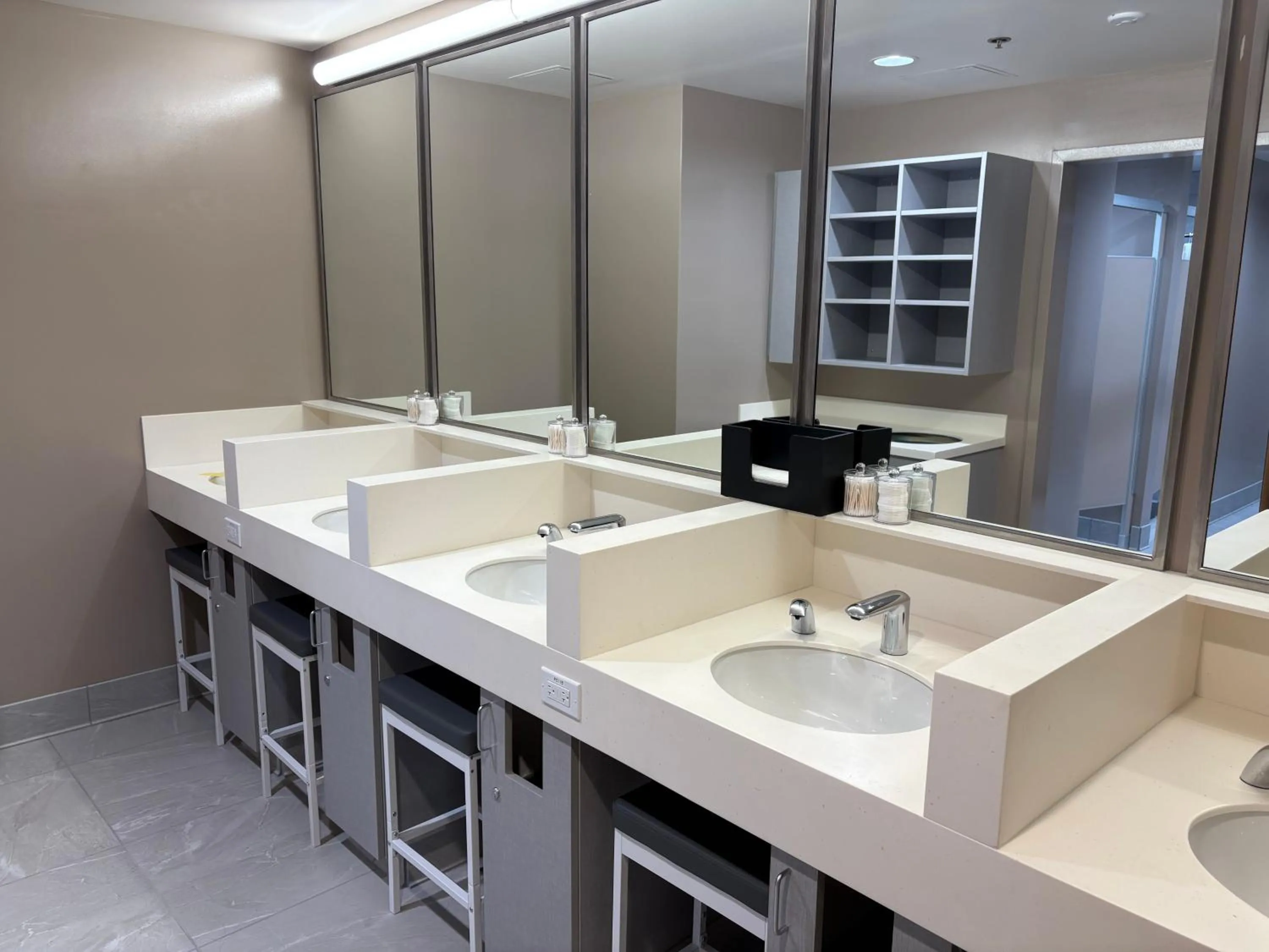 Area and facilities in First Cabin International Hawaii