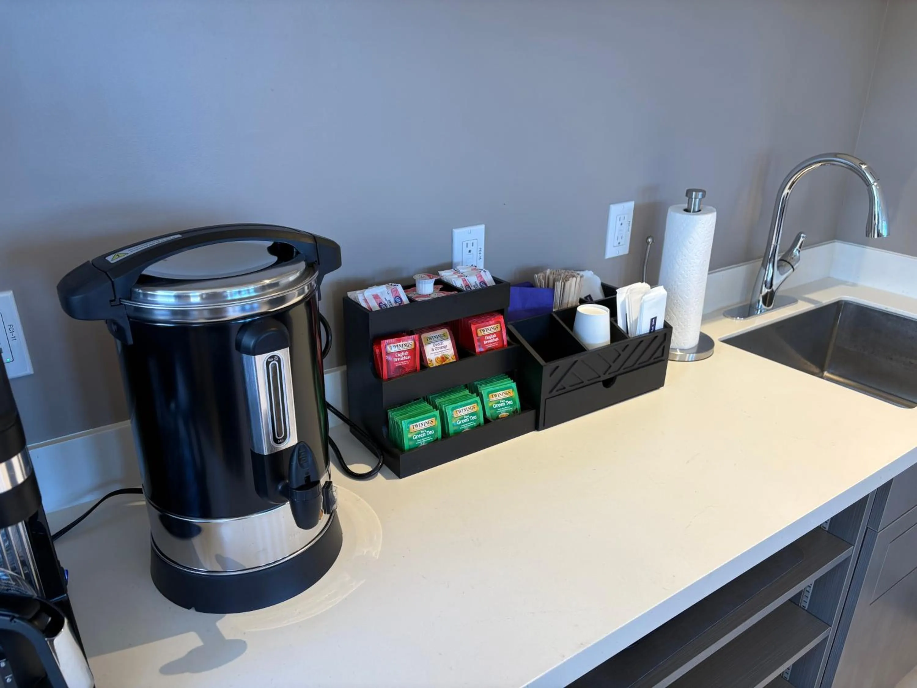 Communal lounge/ TV room in First Cabin International Hawaii