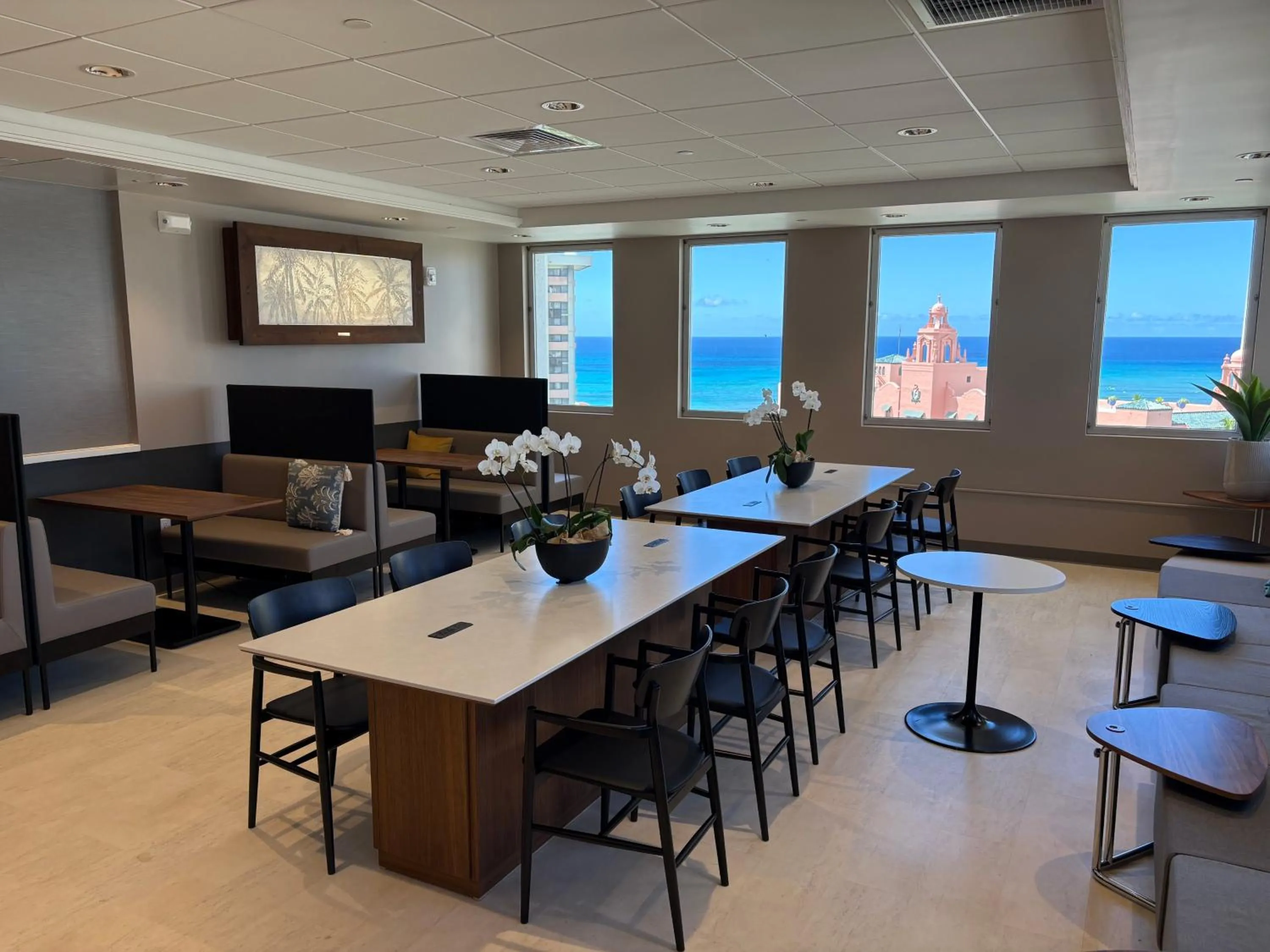 Communal lounge/ TV room in First Cabin International Hawaii