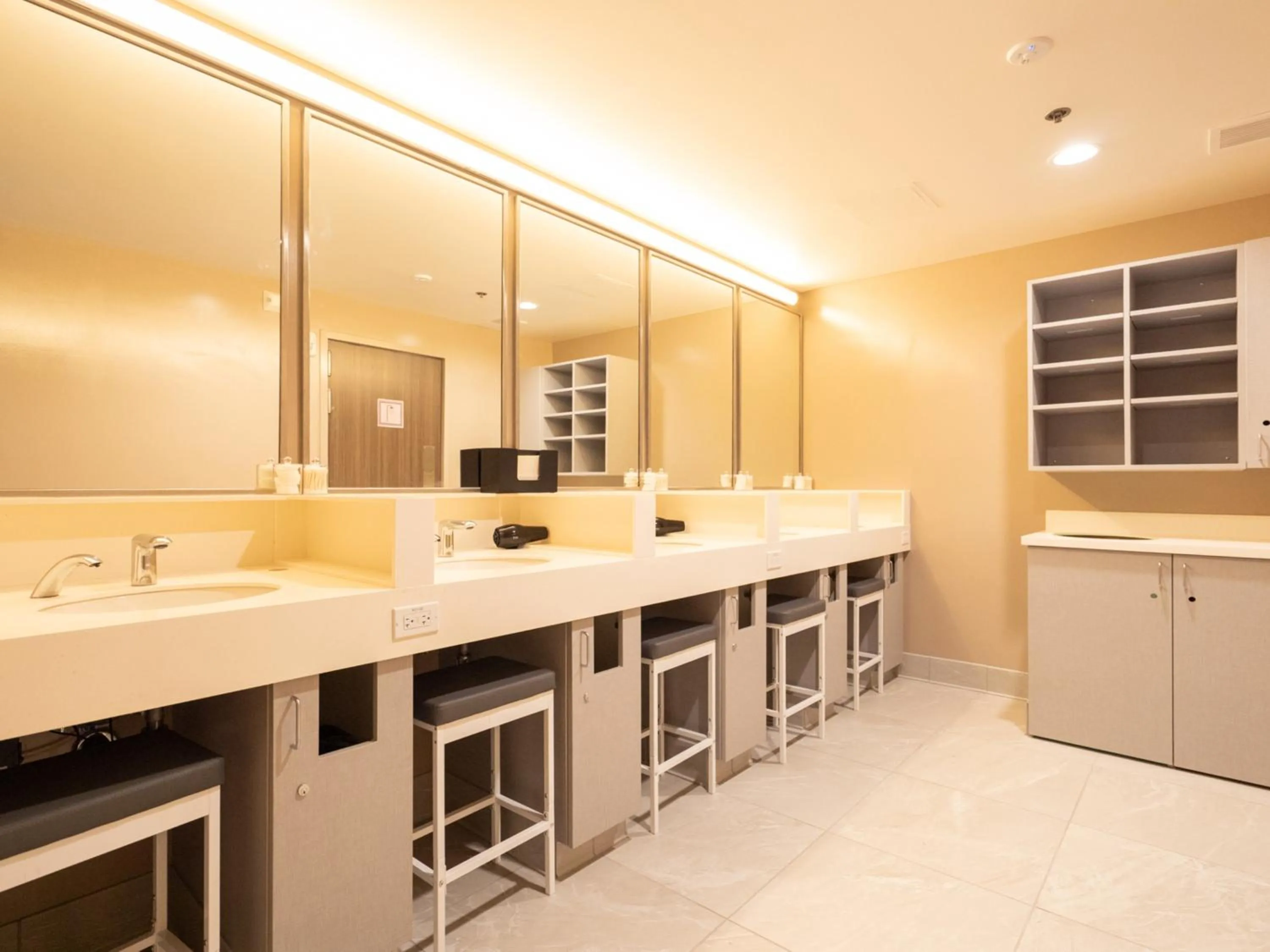 Area and facilities in First Cabin International Hawaii