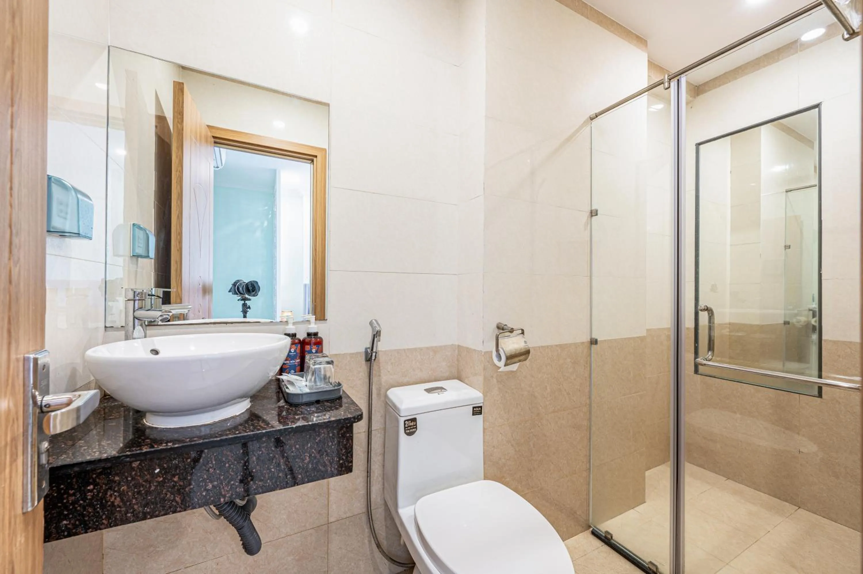 Shower in Cozrum - Love Hotel Trần Thị Nghỉ