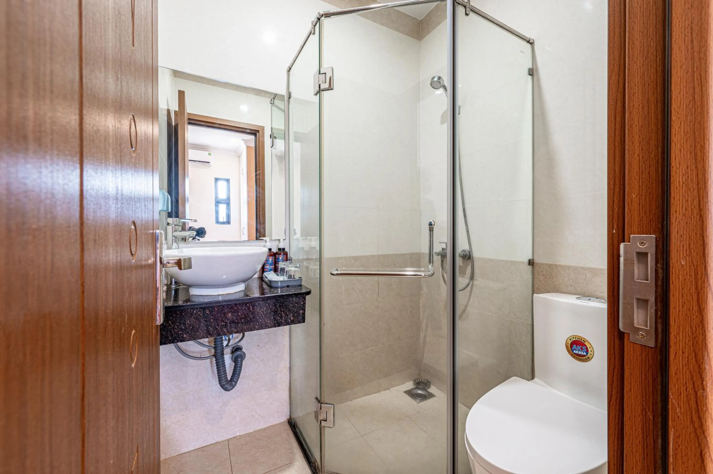 Shower in Cozrum - Love Hotel Trần Thị Nghỉ