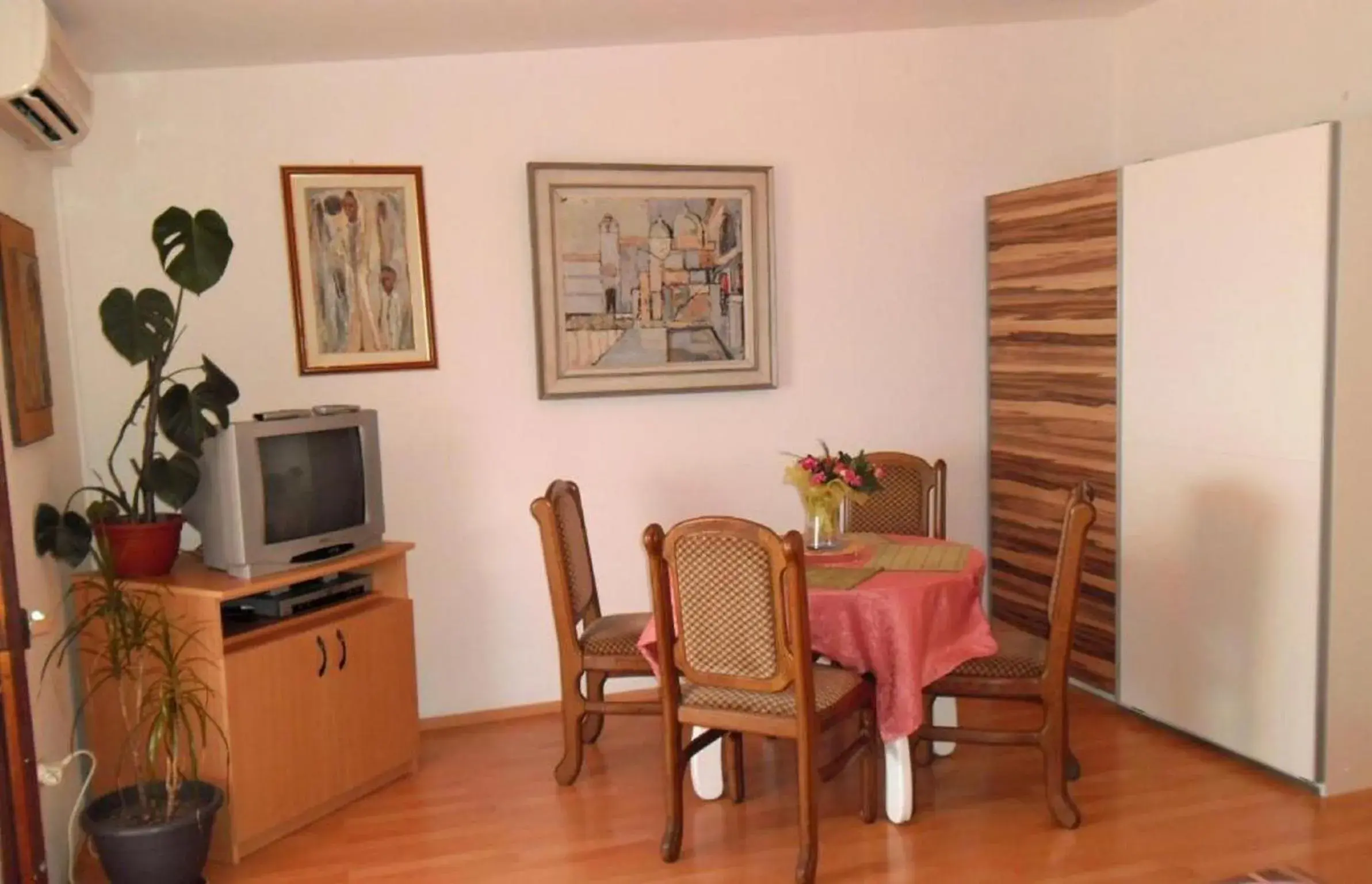 Two Bedroom Apartment in Charming Apartments Kestenovi Dvori Two Bedroom Apartment in Charming Apartments Kestenovi Dvori