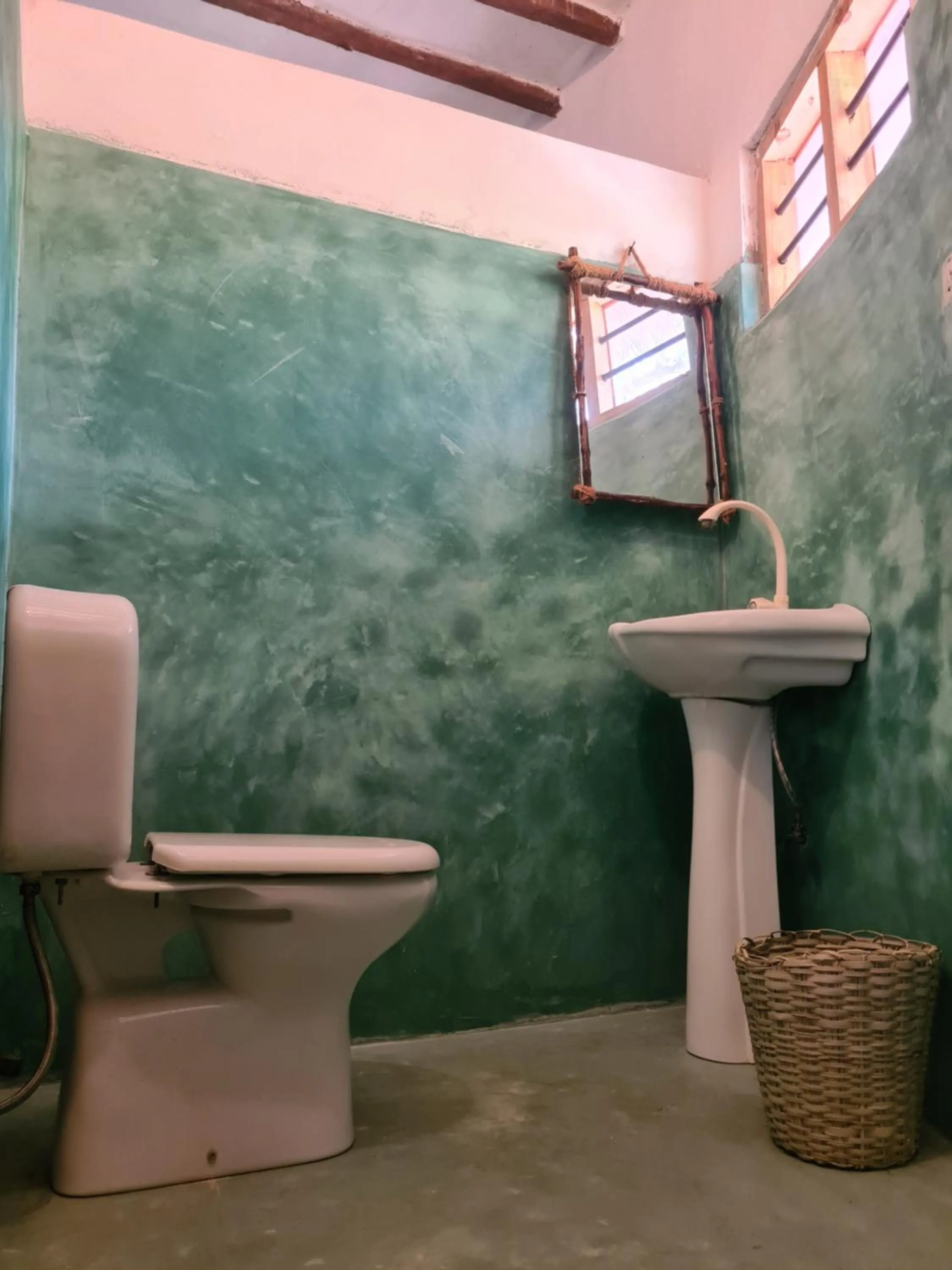 Toilet in Evergreen Bungalows