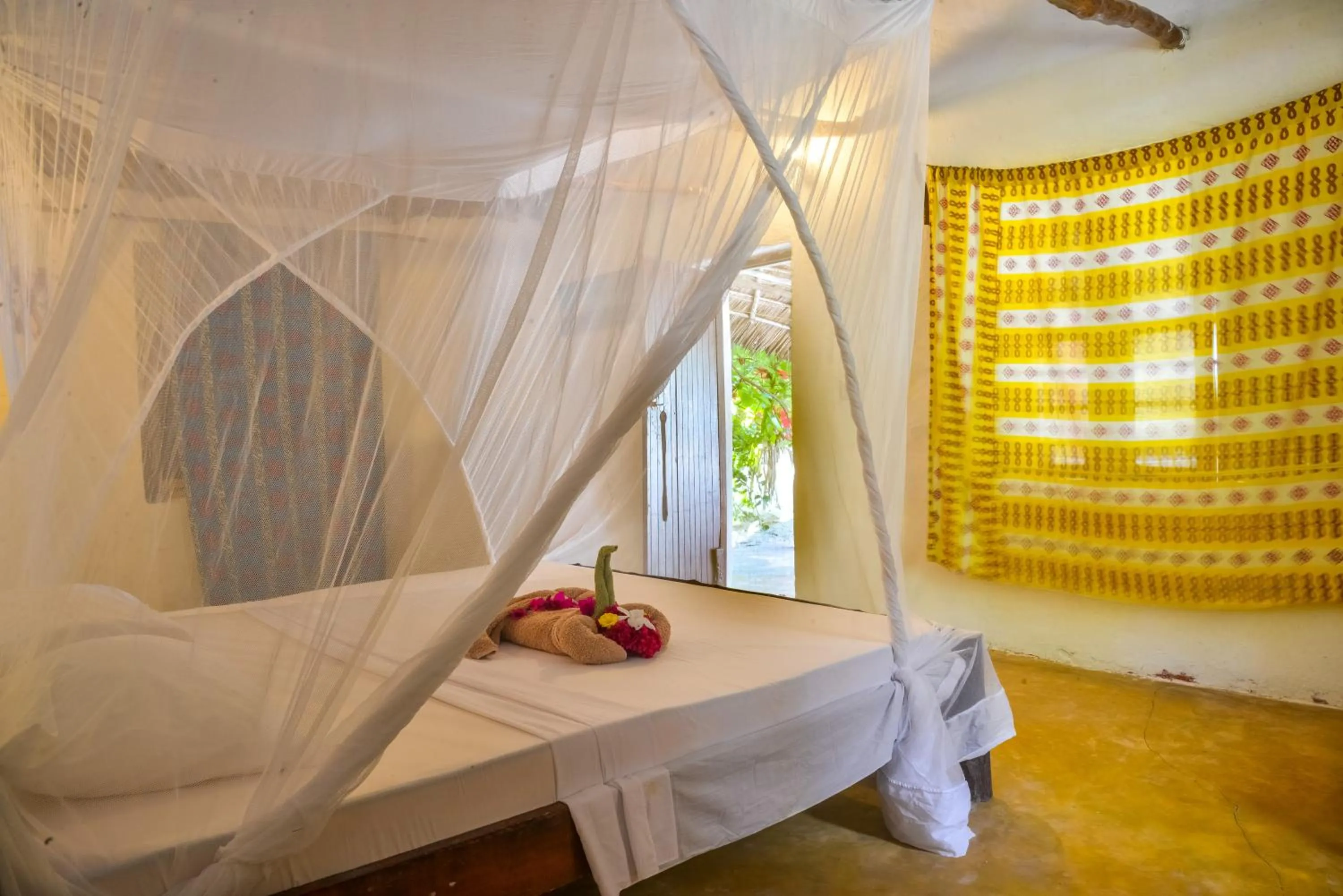 Photo of the whole room, Bed in Evergreen Bungalows