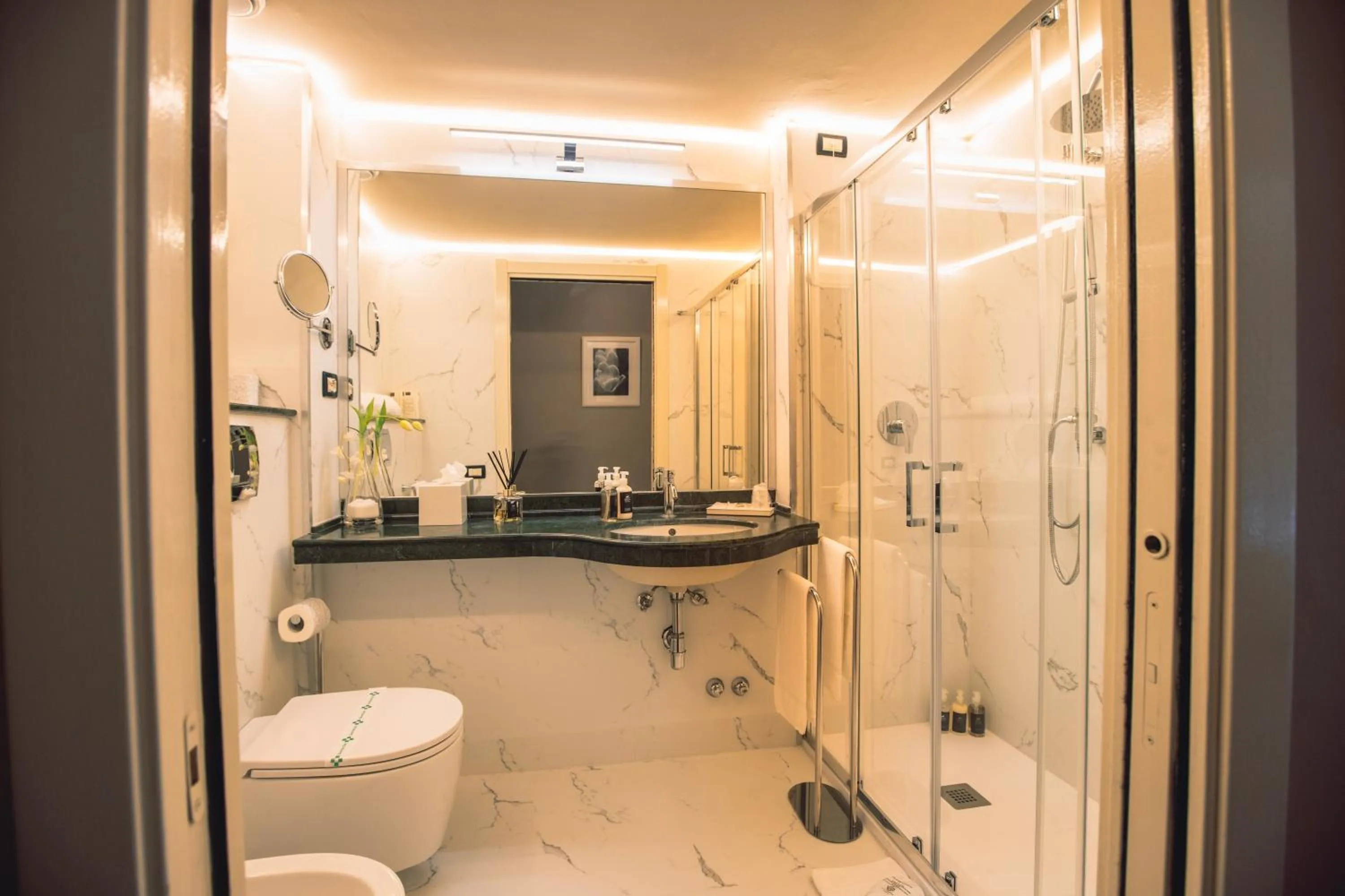 Bathroom in Hotel Villa Maria Au Lac - Estella Hotels Italia