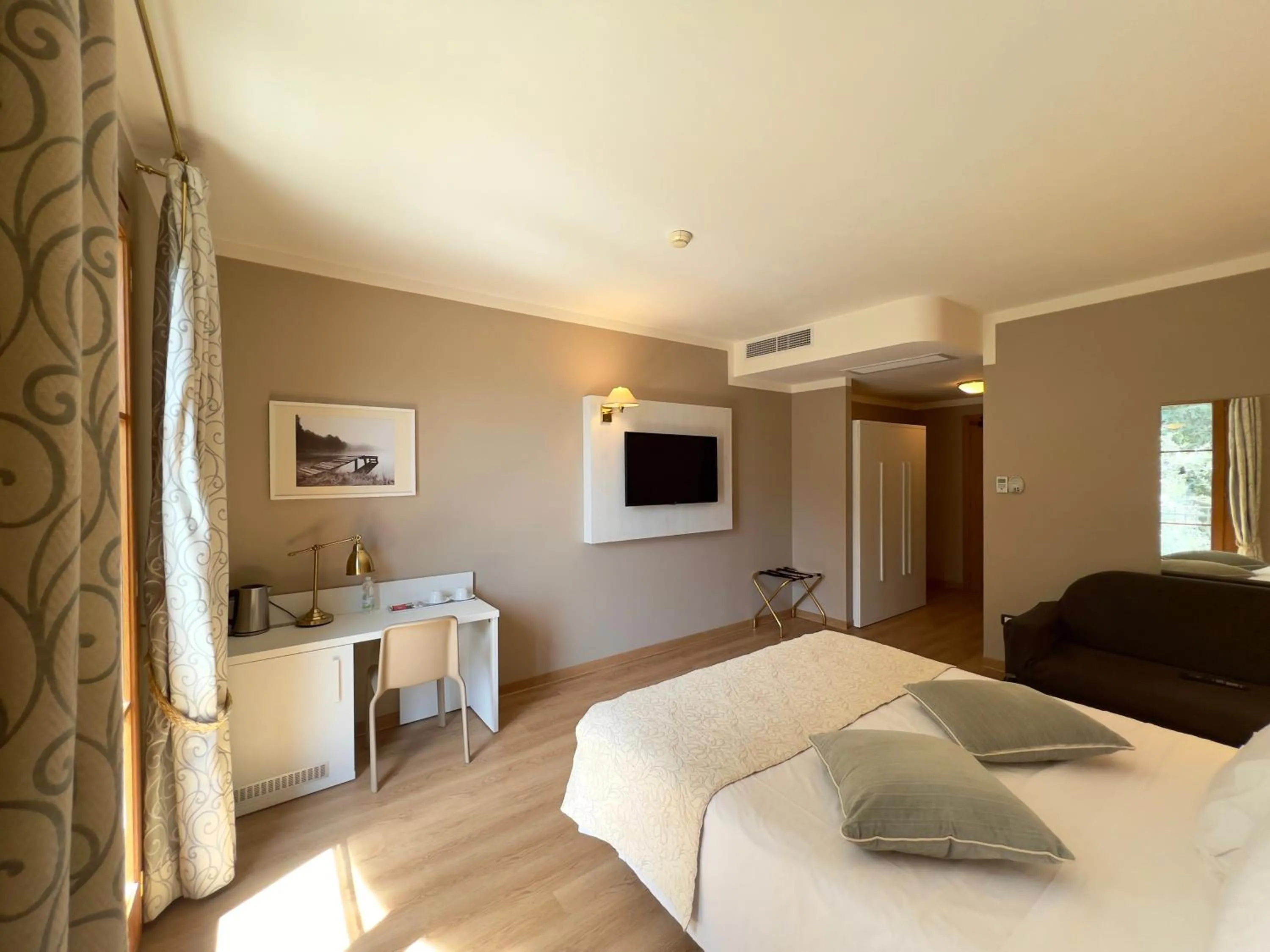 TV and multimedia in Hotel Villa Maria Au Lac - Estella Hotels Italia