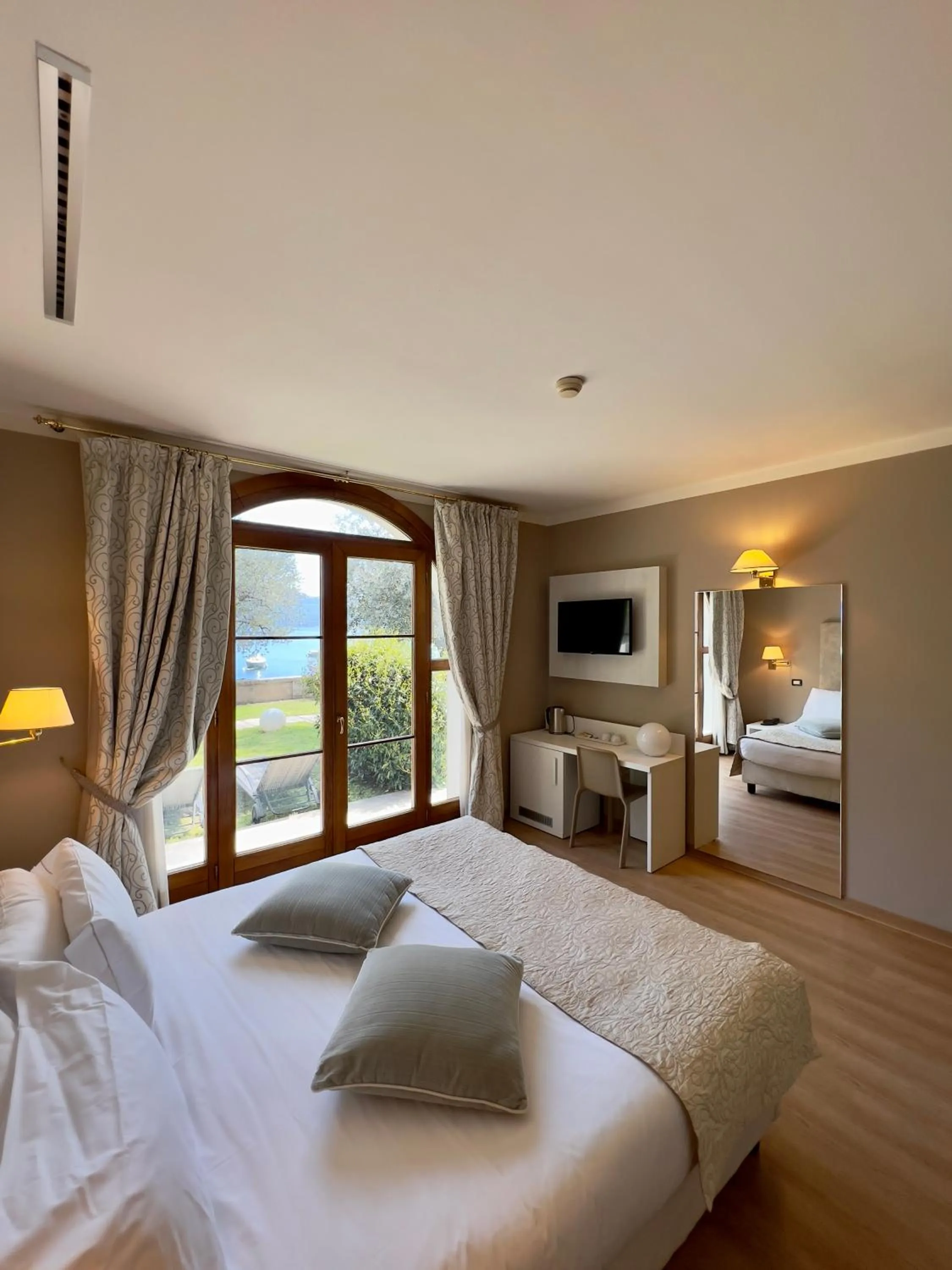 TV and multimedia in Hotel Villa Maria Au Lac - Estella Hotels Italia