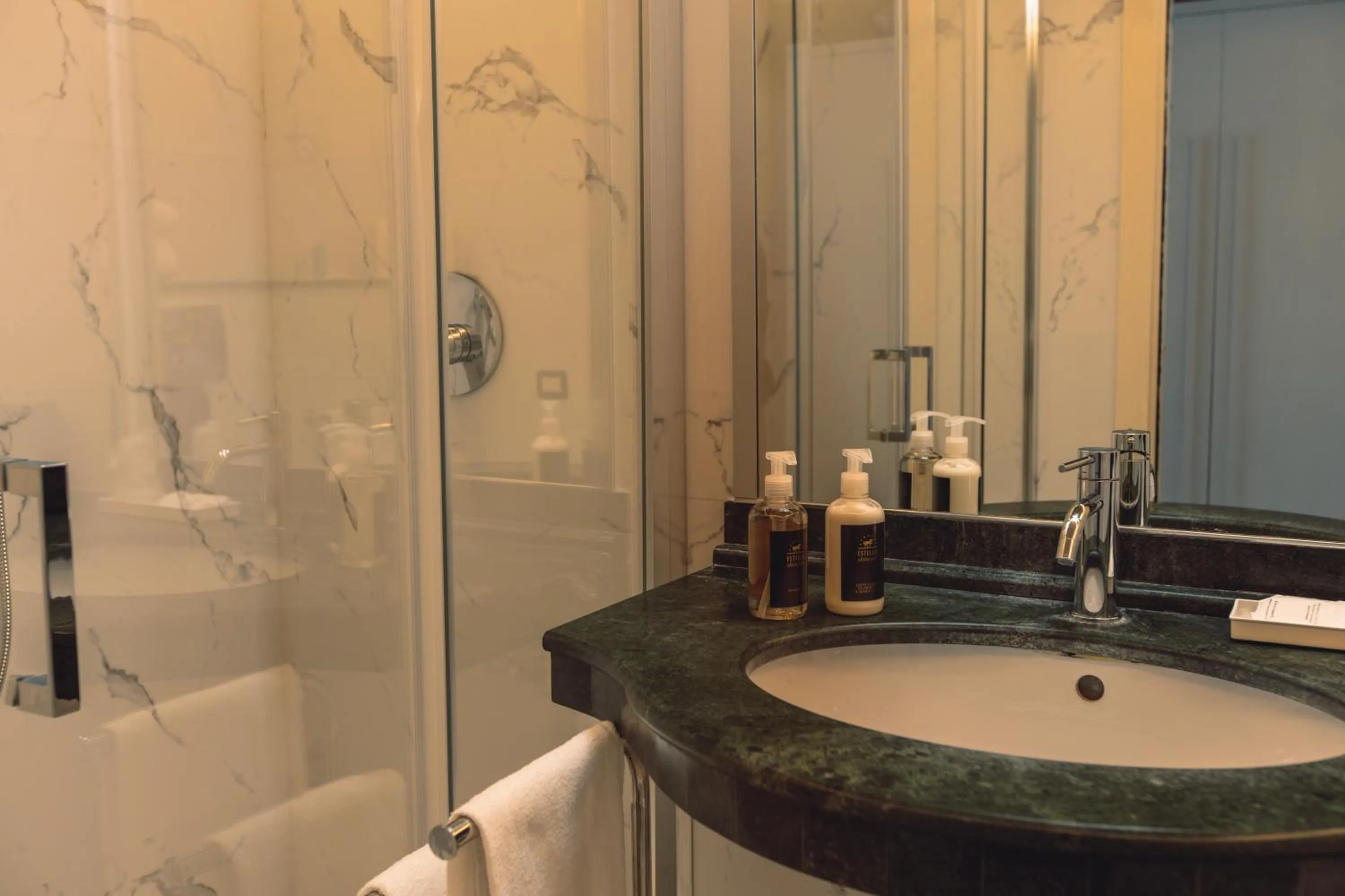 Bathroom in Hotel Villa Maria Au Lac - Estella Hotels Italia