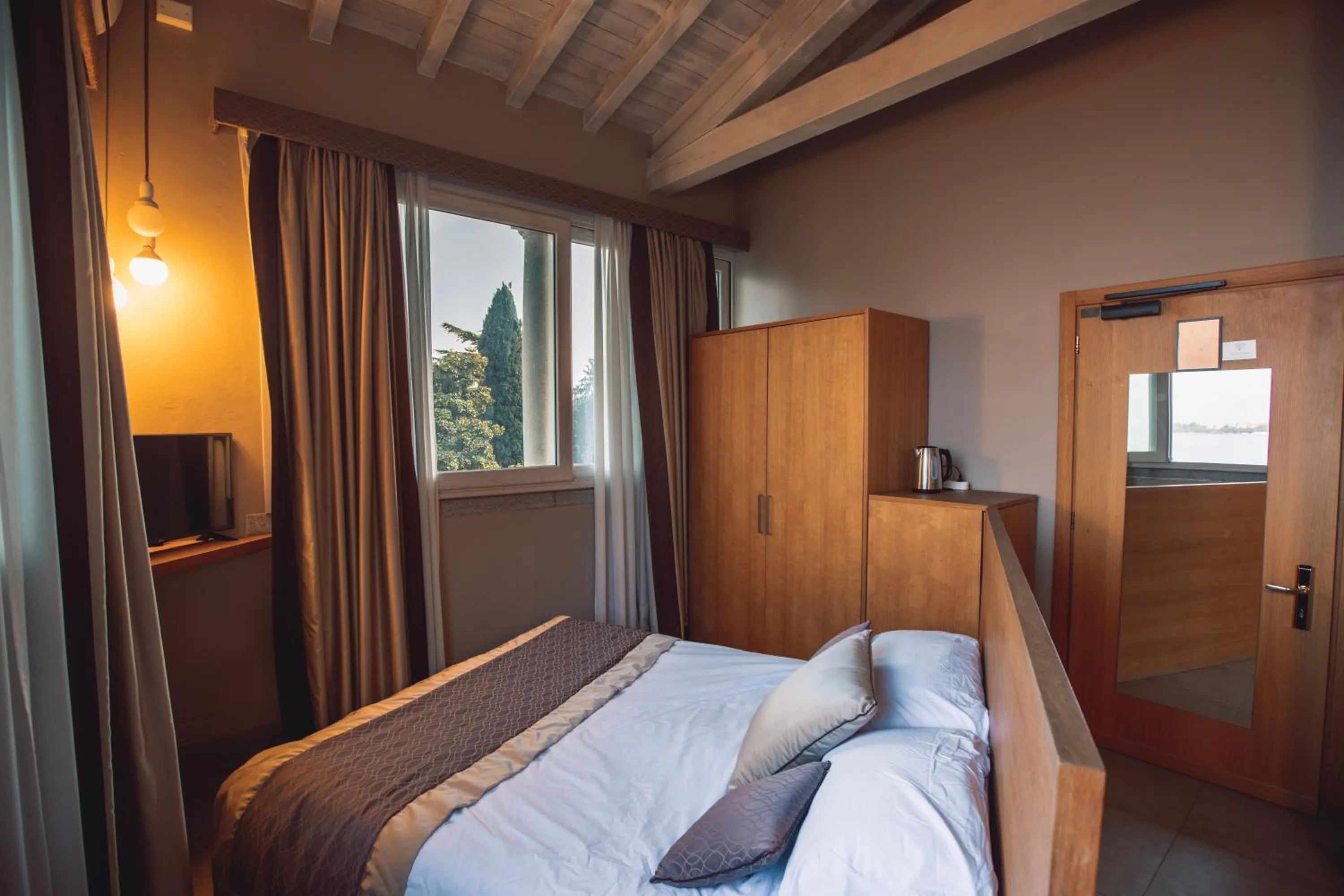 Bedroom in Hotel Villa Maria Au Lac - Estella Hotels Italia