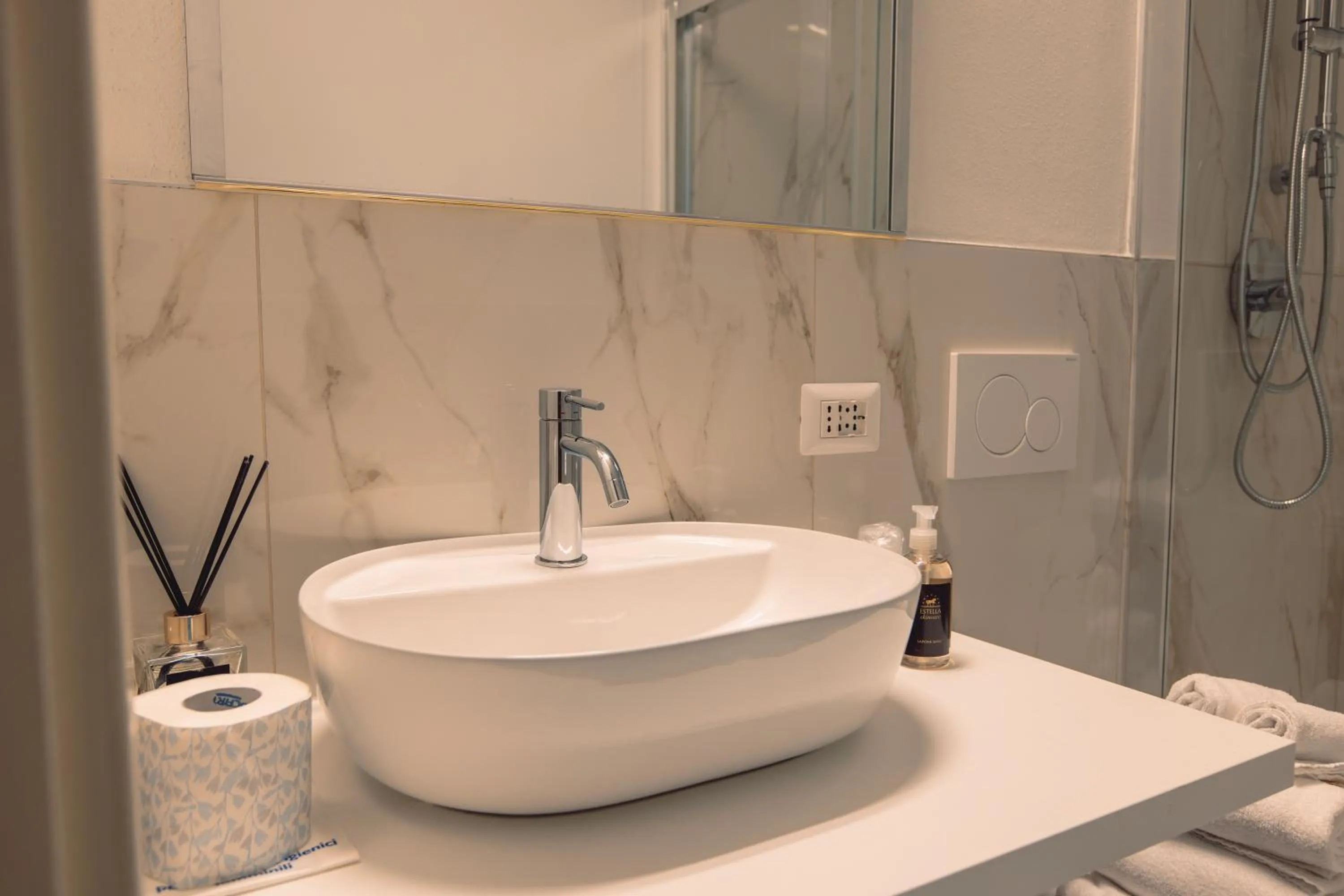 Bathroom in Hotel Villa Maria Au Lac - Estella Hotels Italia