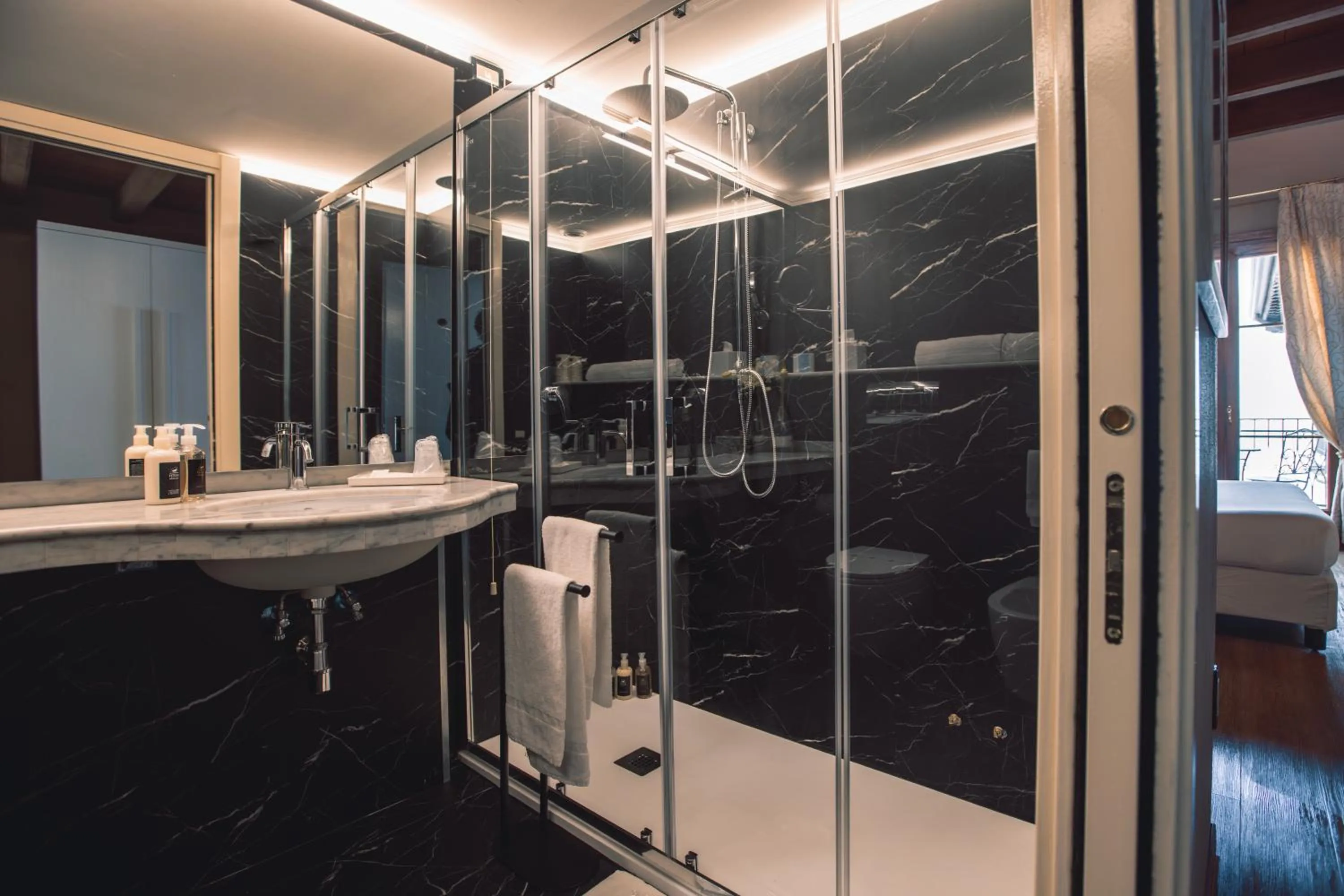 Bathroom in Hotel Villa Maria Au Lac - Estella Hotels Italia