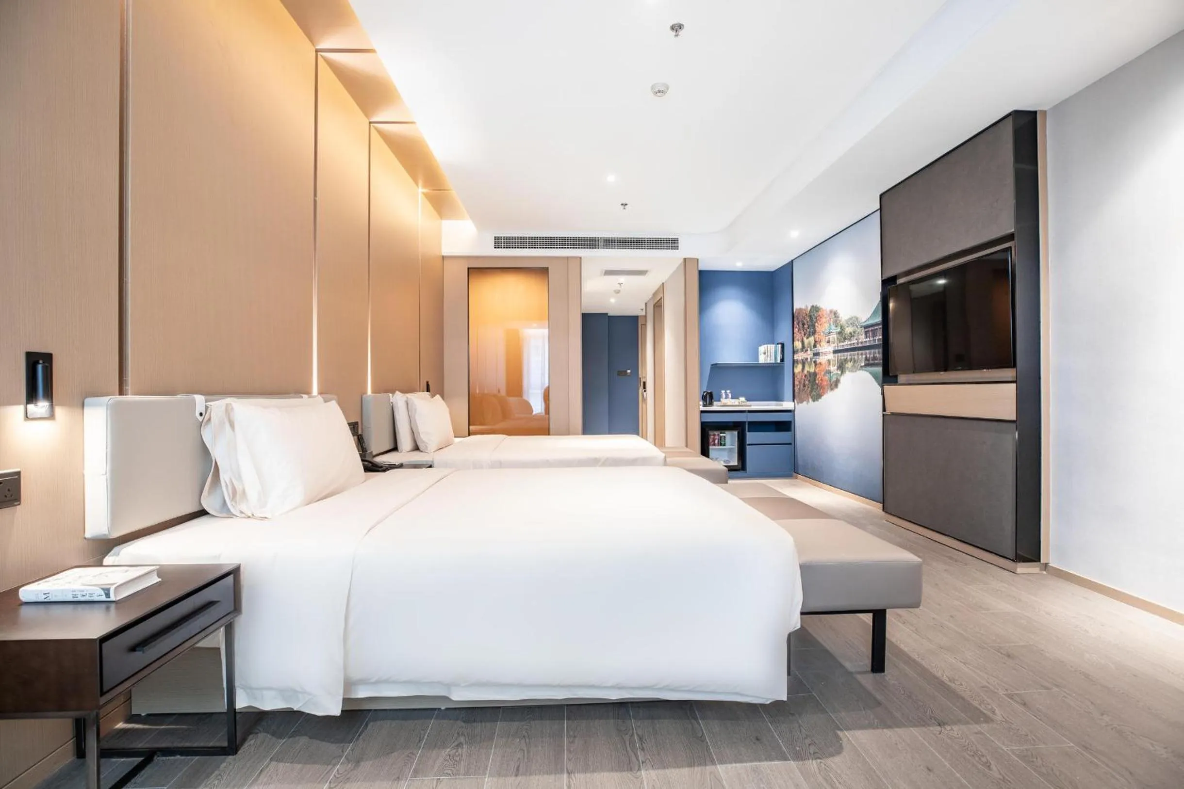 Photo of the whole room, Bed in Atour Hotel Wuhan Donghu Yuejiazui