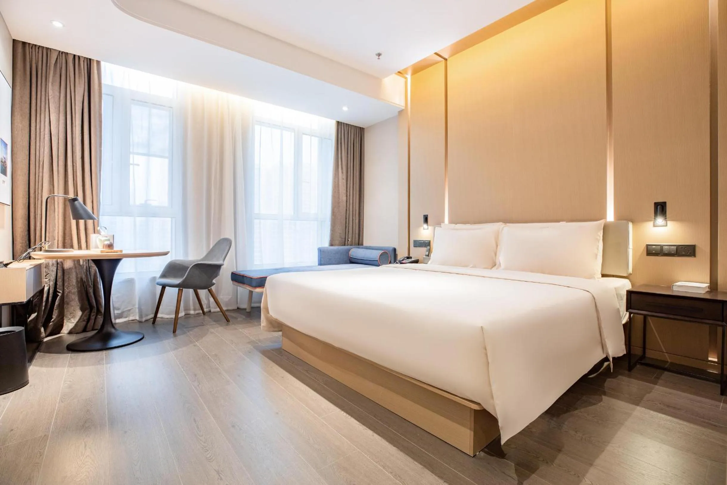 Photo of the whole room, Bed in Atour Hotel Wuhan Donghu Yuejiazui