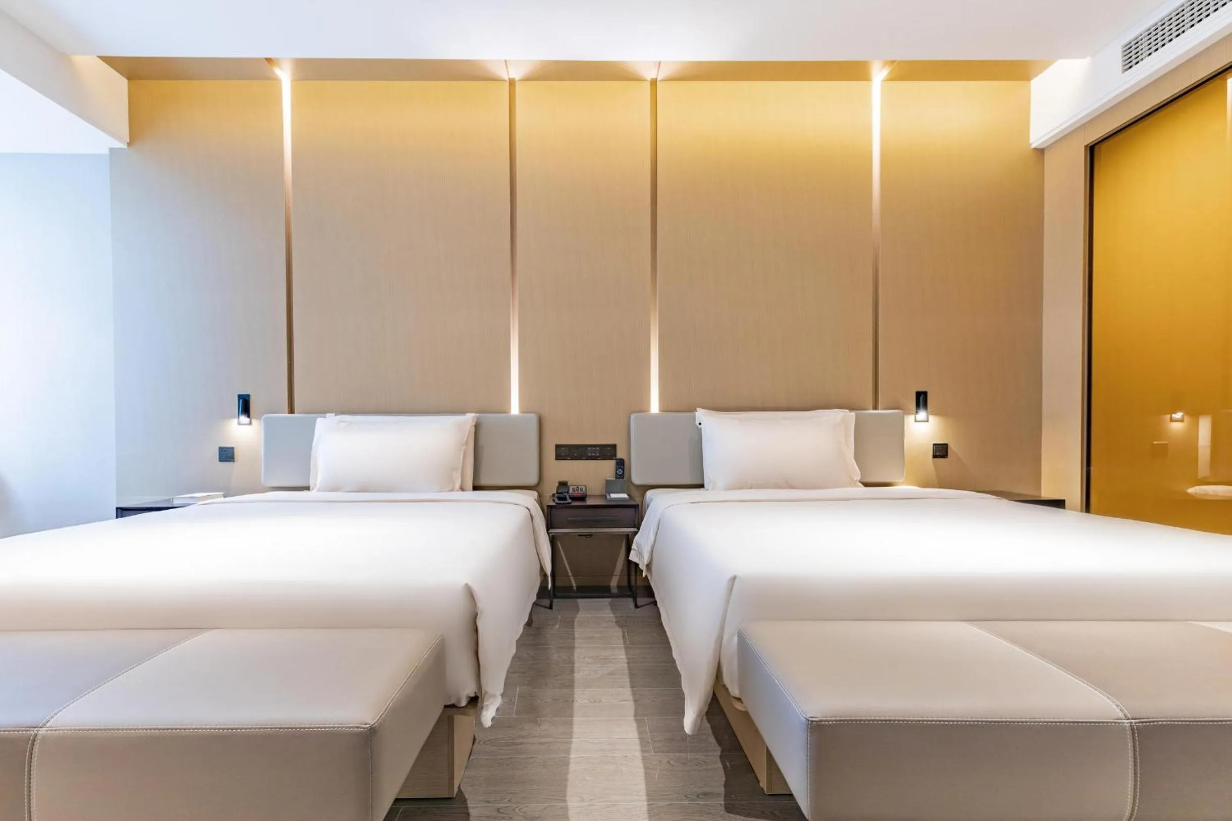 Photo of the whole room, Bed in Atour Hotel Wuhan Donghu Yuejiazui