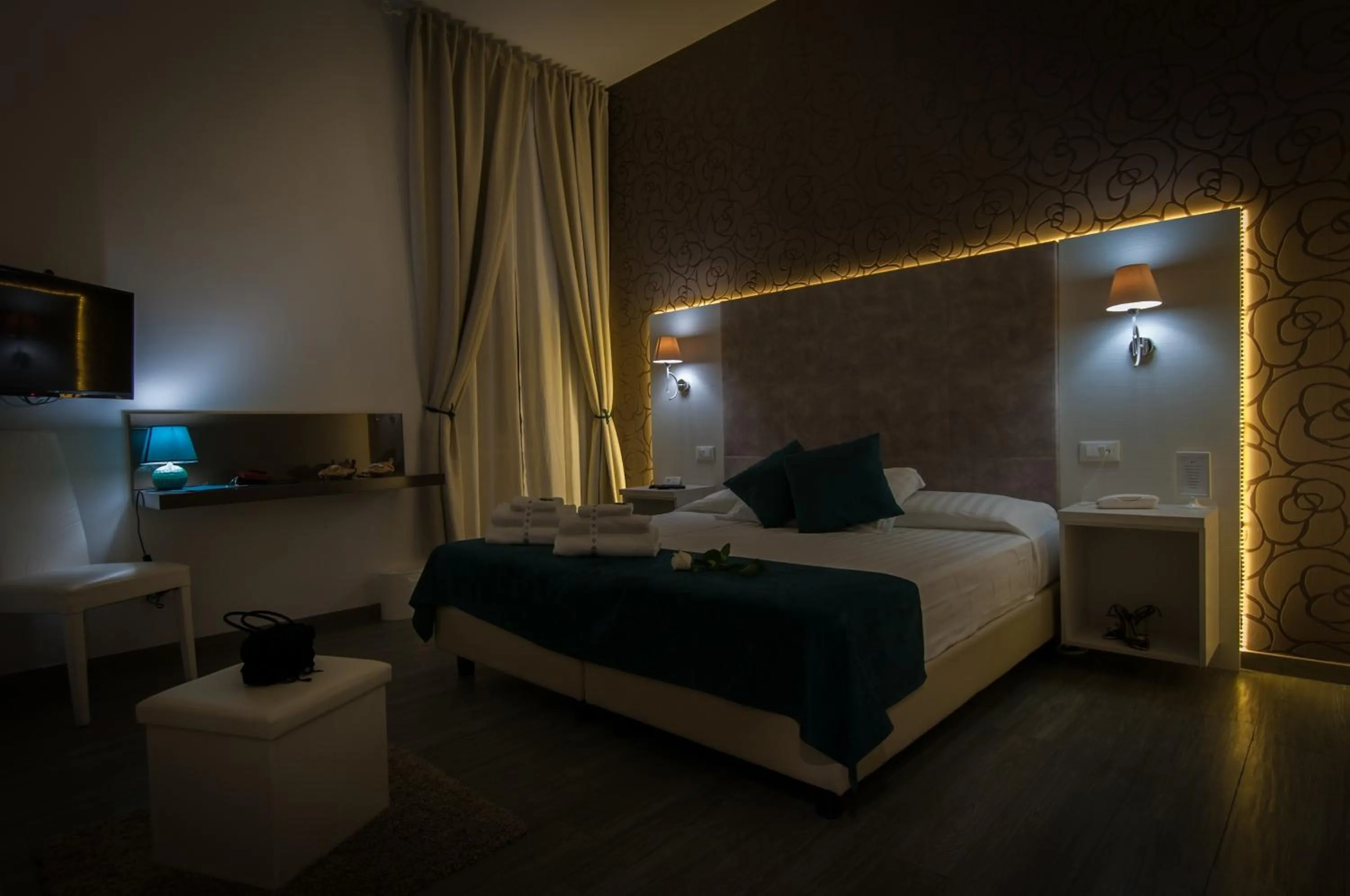 Photo of the whole room, Bed in Elenoire Rooms & Suite